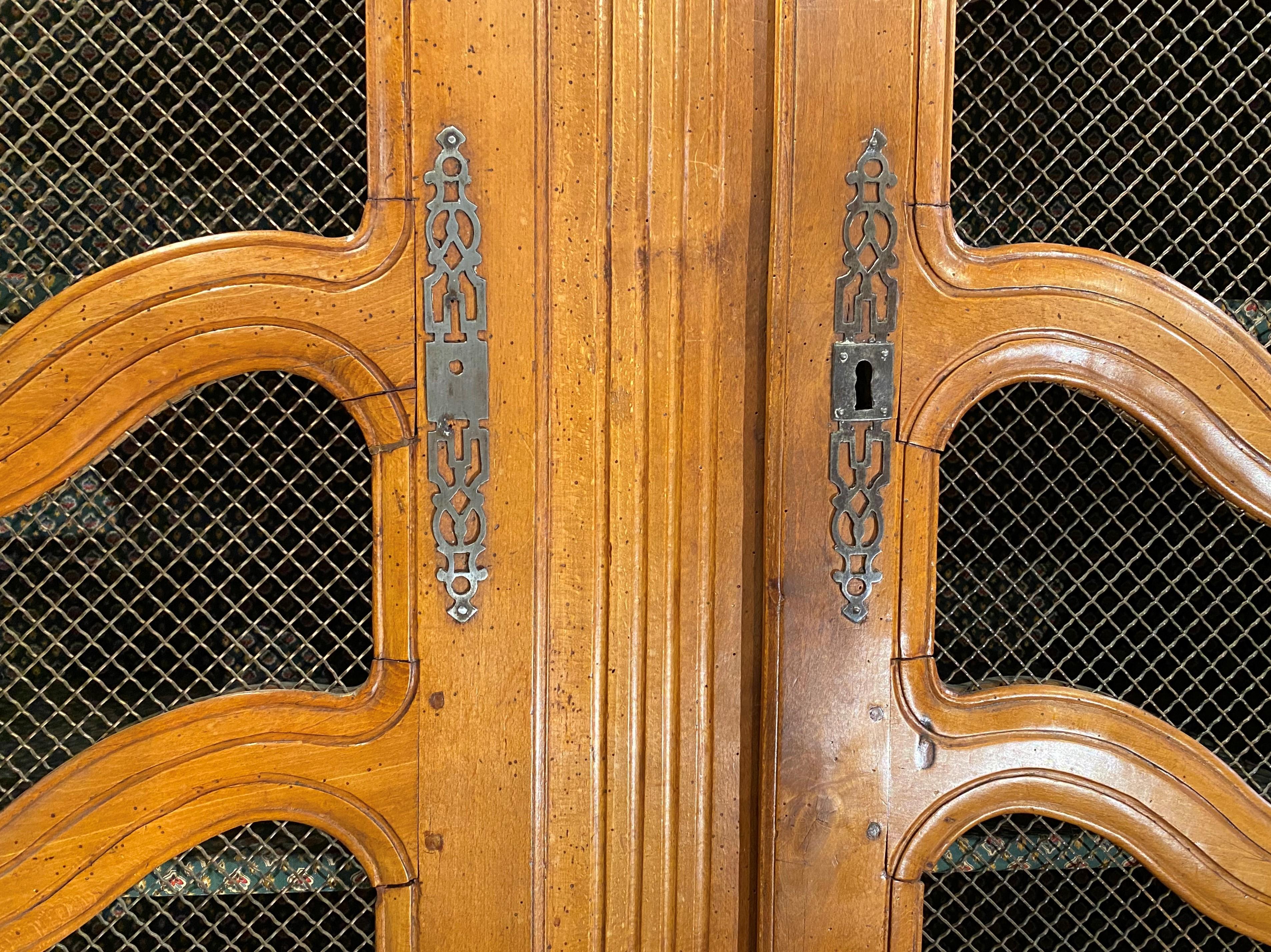 18. / 19. Jahrhundert Französisch Provincial Obstholz Schrank mit Draht Fronttüren im Zustand „Gut“ im Angebot in Milford, NH