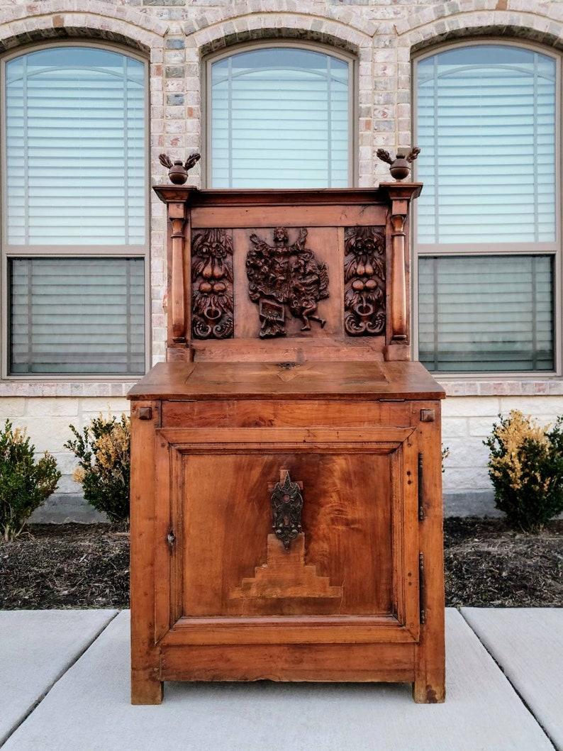 Rare oratoire religieux (prie-dieu) d'époque Louis XV (1715-1774) / Louis XVI (1774-1792) en bois mélangé

Fabriqué à la main en France au 18ème siècle, avec des éléments datant du 19ème siècle, probablement originaires du sud de la France /