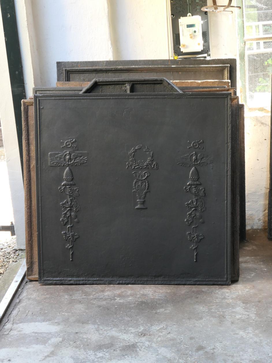 18th-19th century French neoclassical fireback with the eagle, coat of arms of Napoleon Bonaparte. 

The fireback is made of cast iron and has a black / pewter patina. The fireback is in a good condition and does not have any cracks.

This product