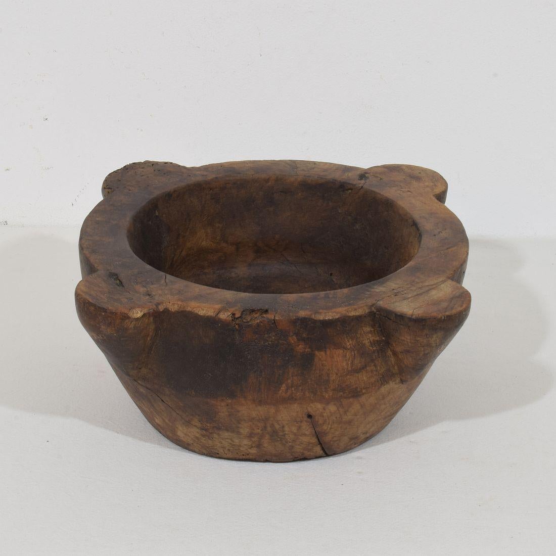 Bellissimo e rarissimo mortaio in legno, Francia, circa 1750-1850. Un ottimo colpo d'occhio.
Conditio sine qua non ma in buone condizioni. H. H. 12,5 cm  L:31cm P:31cm 