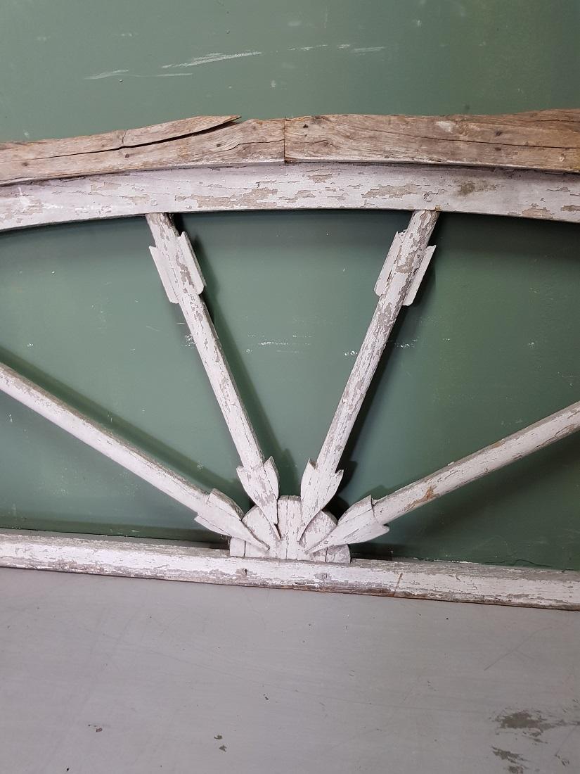 Antique French wooden window frame decorated with partly cutout arrows and remains of the original gray paint, in a good but weathered condition. Originating from the 19th century and possibly 18th century.

The measurements are,
Depth 5 cm/ 1.9