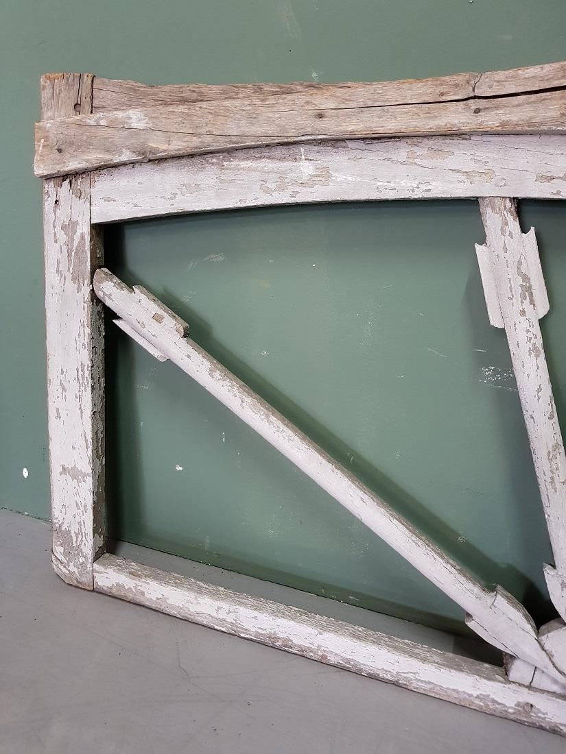 18th-19th Century French Wooden Window Frame with Arrows In Fair Condition For Sale In Raalte, NL