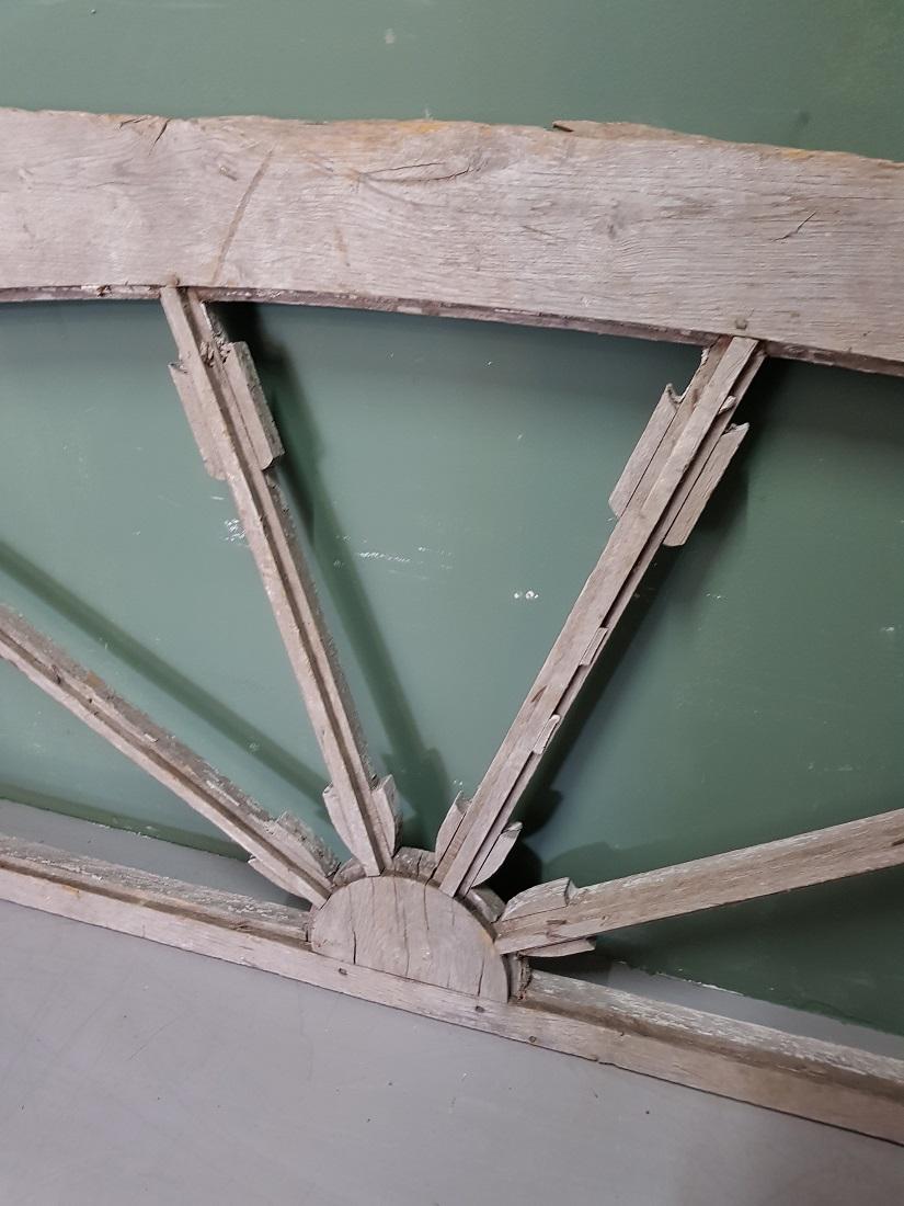 18th-19th Century French Wooden Window Frame with Arrows For Sale 3