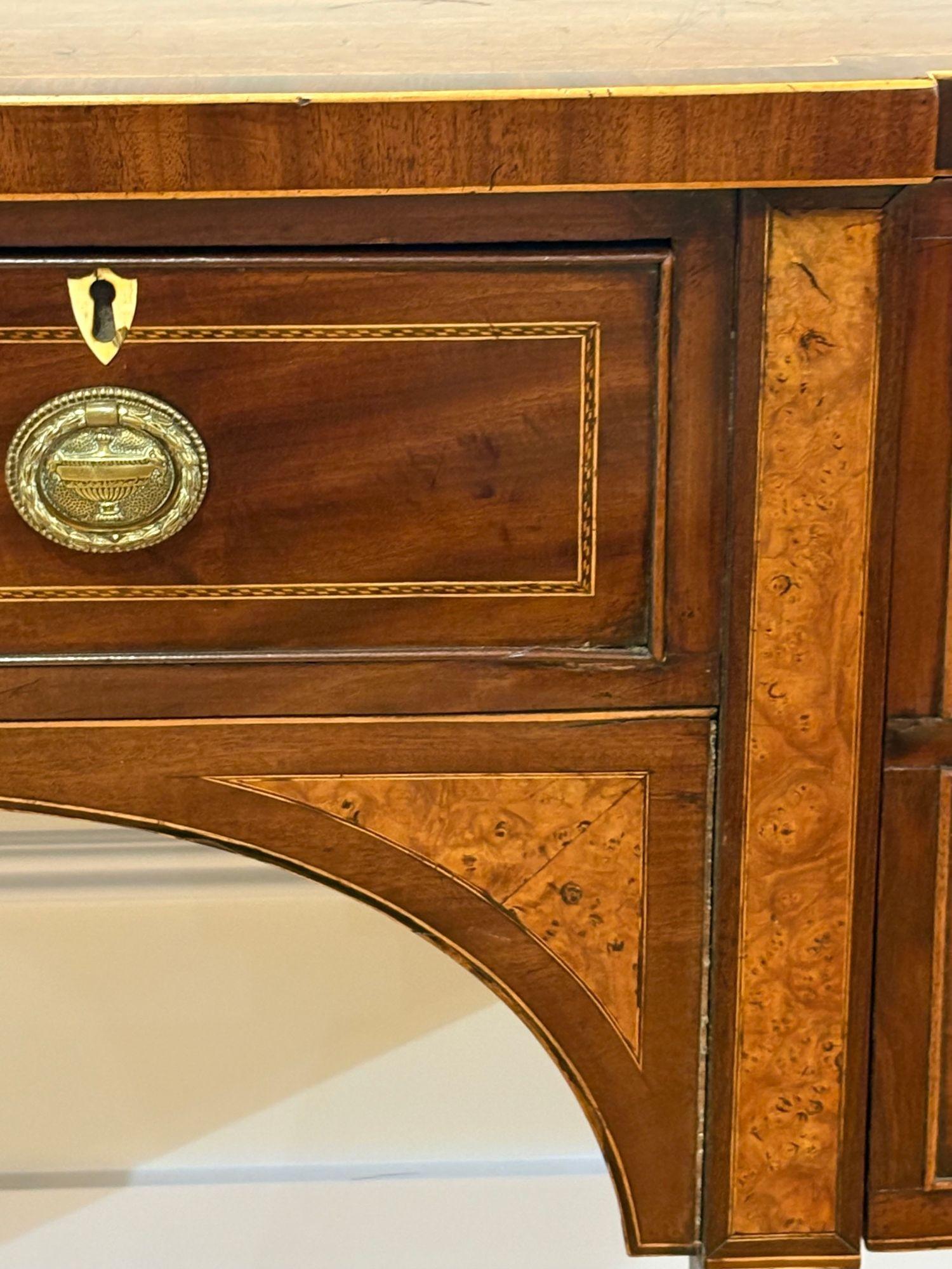 18th / 19th Century George lll Sideboard, Mahogany, Wine Drawer, Inlaid Bon état - En vente à Manhasset, NY