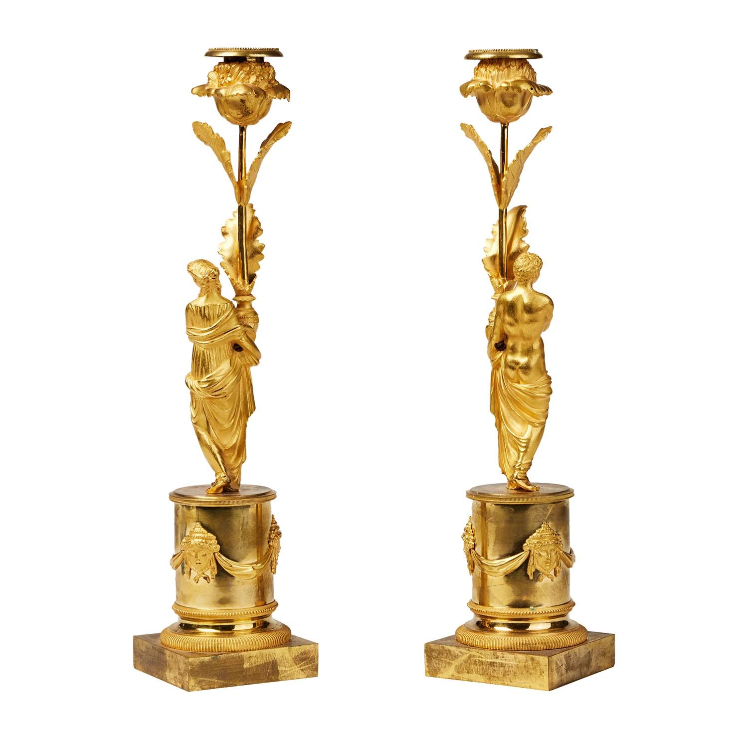 Français Paire de bougeoirs Empire français anciens en bronze doré du 18e-19e siècle en vente