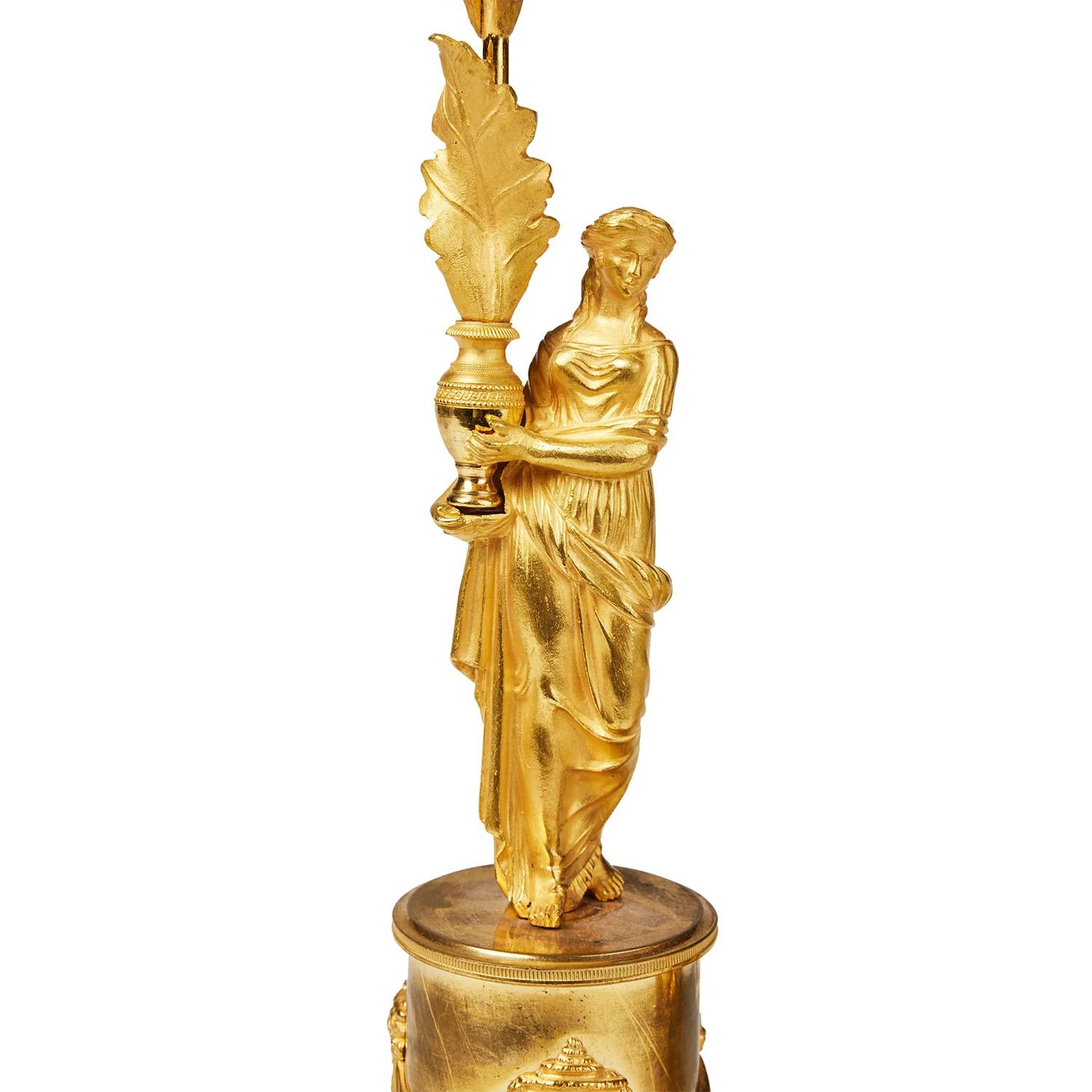 Doré Paire de bougeoirs Empire français anciens en bronze doré du 18e-19e siècle en vente