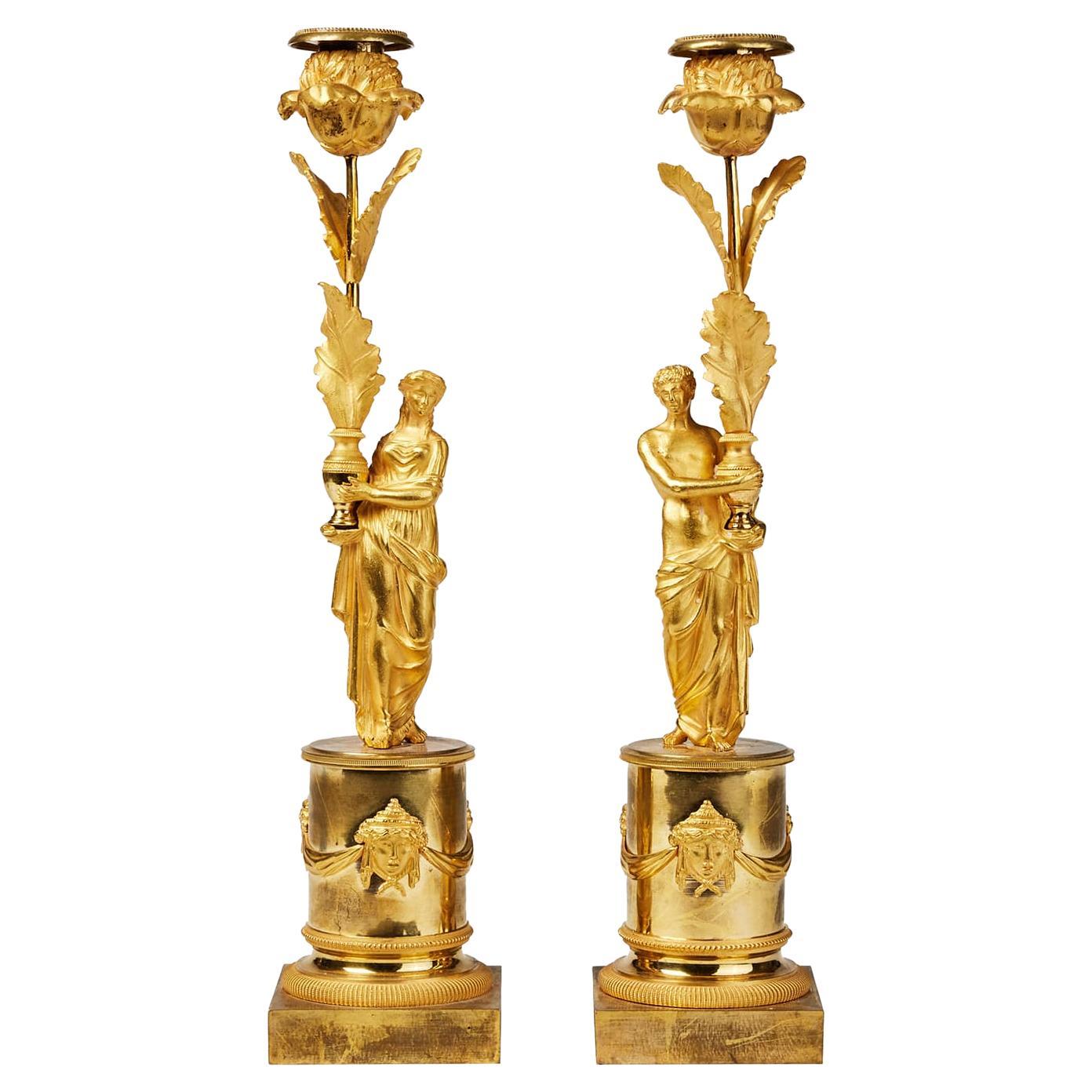 Paire de bougeoirs Empire français anciens en bronze doré du 18e-19e siècle en vente
