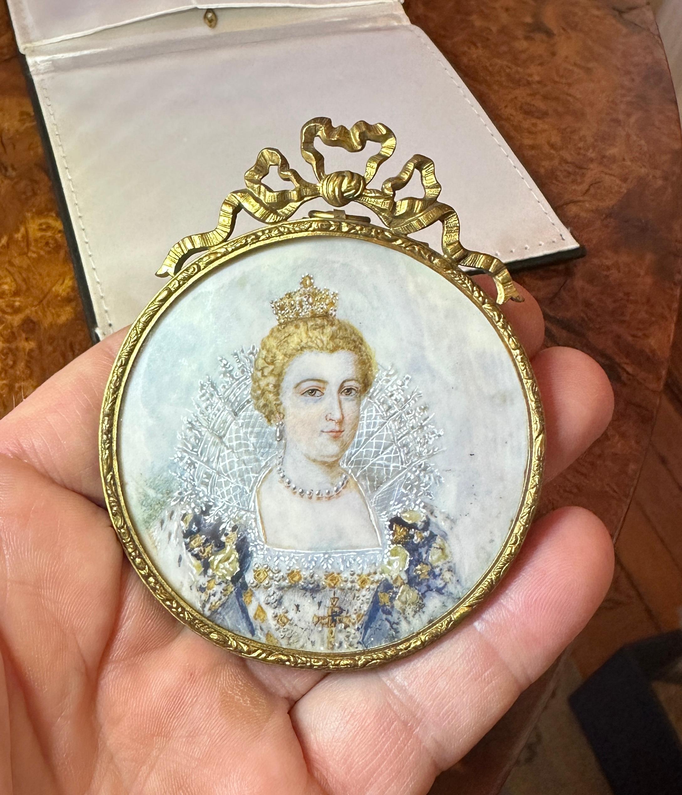 THIS IS A WONDERFUL ANTIQUE 18TH - 19TH CENTURY HAND PAINTED PORTRAIT MINIATURE OF A LADY, A ROYAL WOMAN, WITH EXTRAORDINARY DETAILS AND OF SUPERB QUALITY - RARE!!  THE PORTRAIT, WITH EXTRAORDINARY DETAILS WITH HER CROWN, MAGNIFICENT HAIR, FACE,