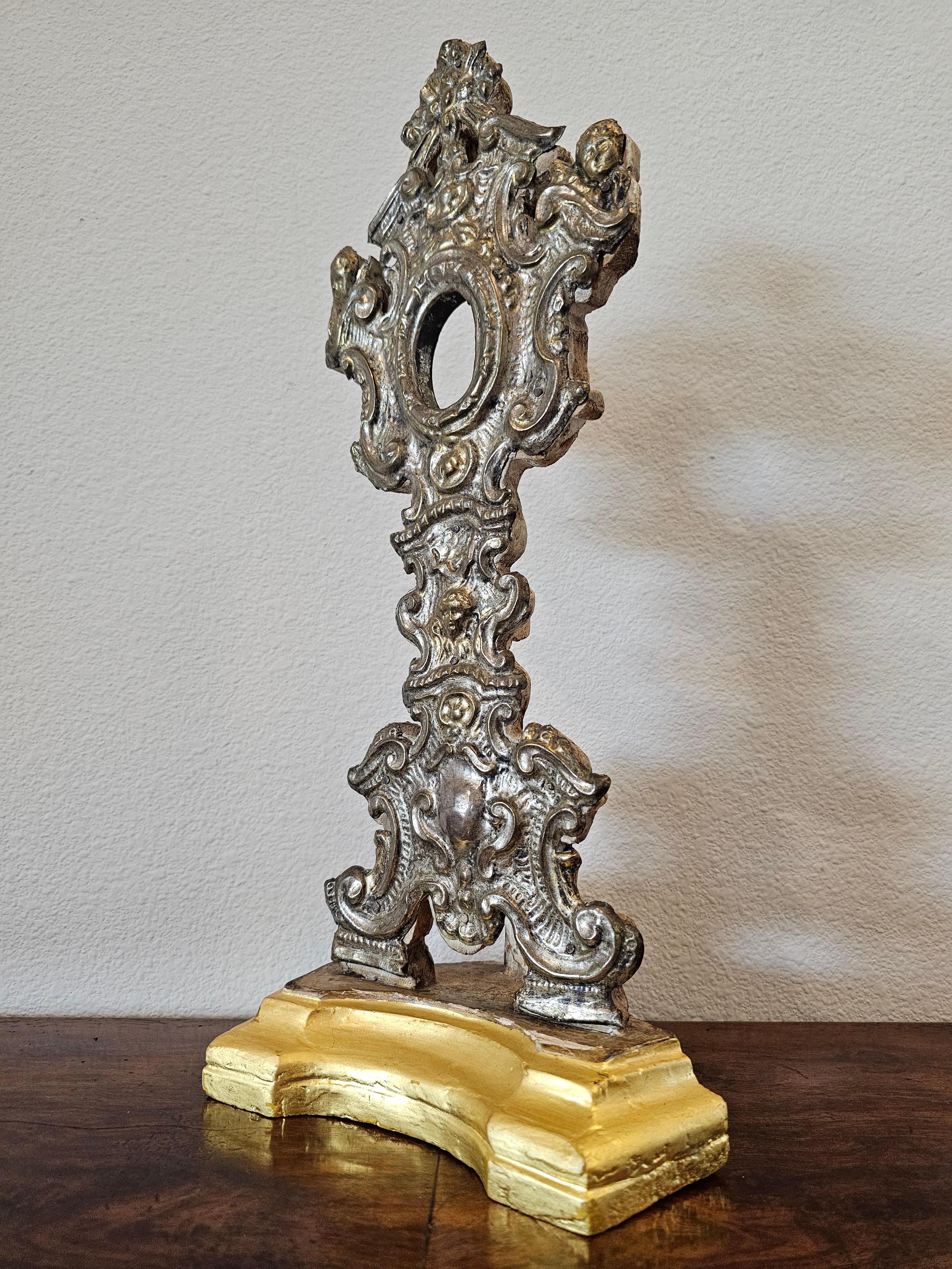 Reliquaire d'autel baroque italien d'autel Monstrance en métal argenté du 18e/19e siècle  en vente 8