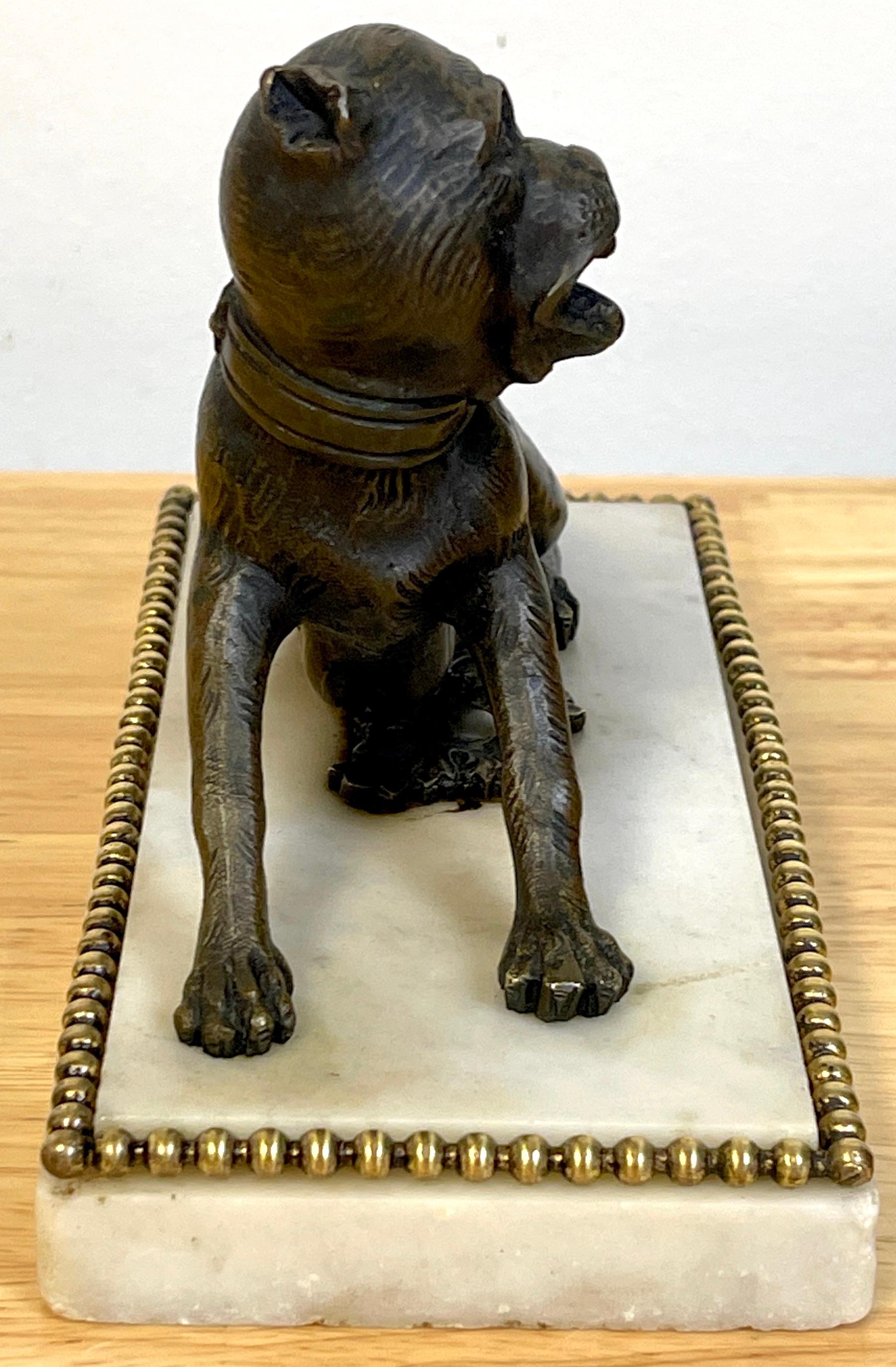 Patiné Figure en bronze italienne du 18ème et 19ème siècle représentant une « Loup » assise en vente