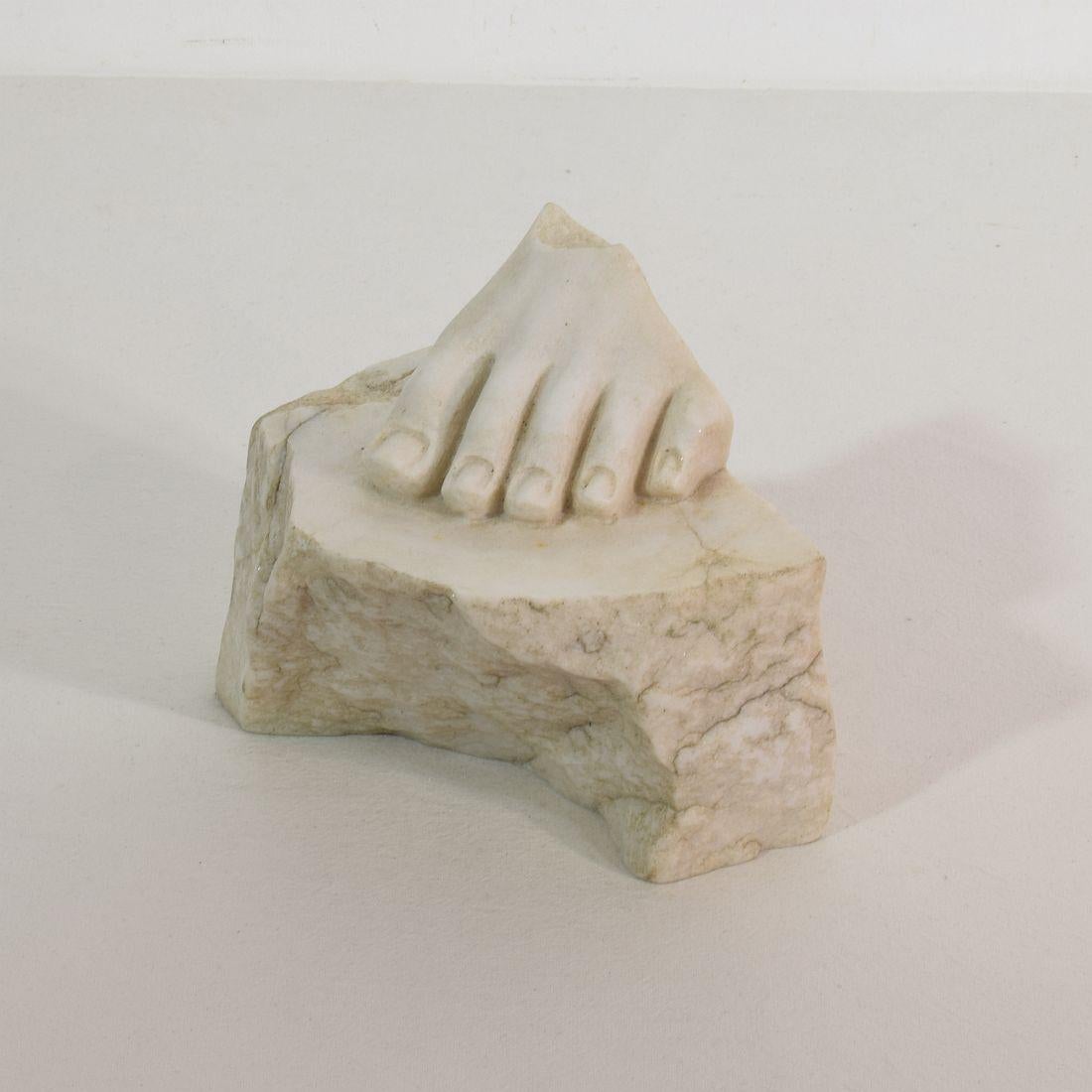 18th-19th Century Italian Marble Fragment of a Foot In Good Condition In Buisson, FR