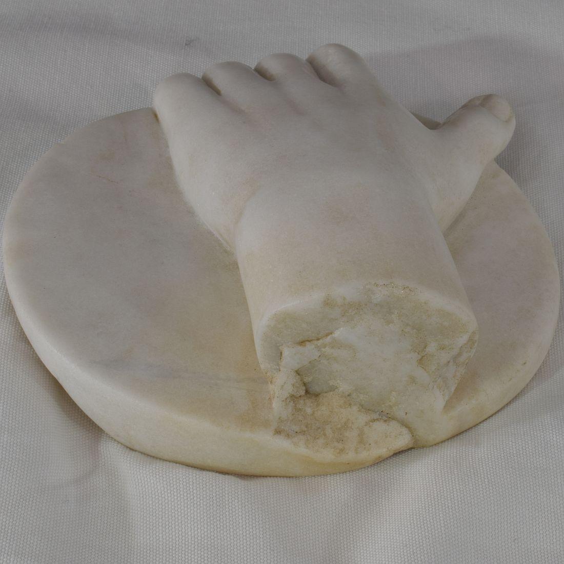 18th-19th Century Italian Marble Fragment of a Hand Holding a Disc 7