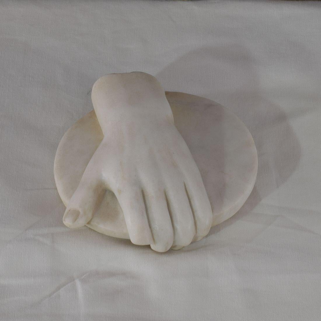 18th-19th Century Italian Marble Fragment of a Hand Holding a Disc In Good Condition In Buisson, FR