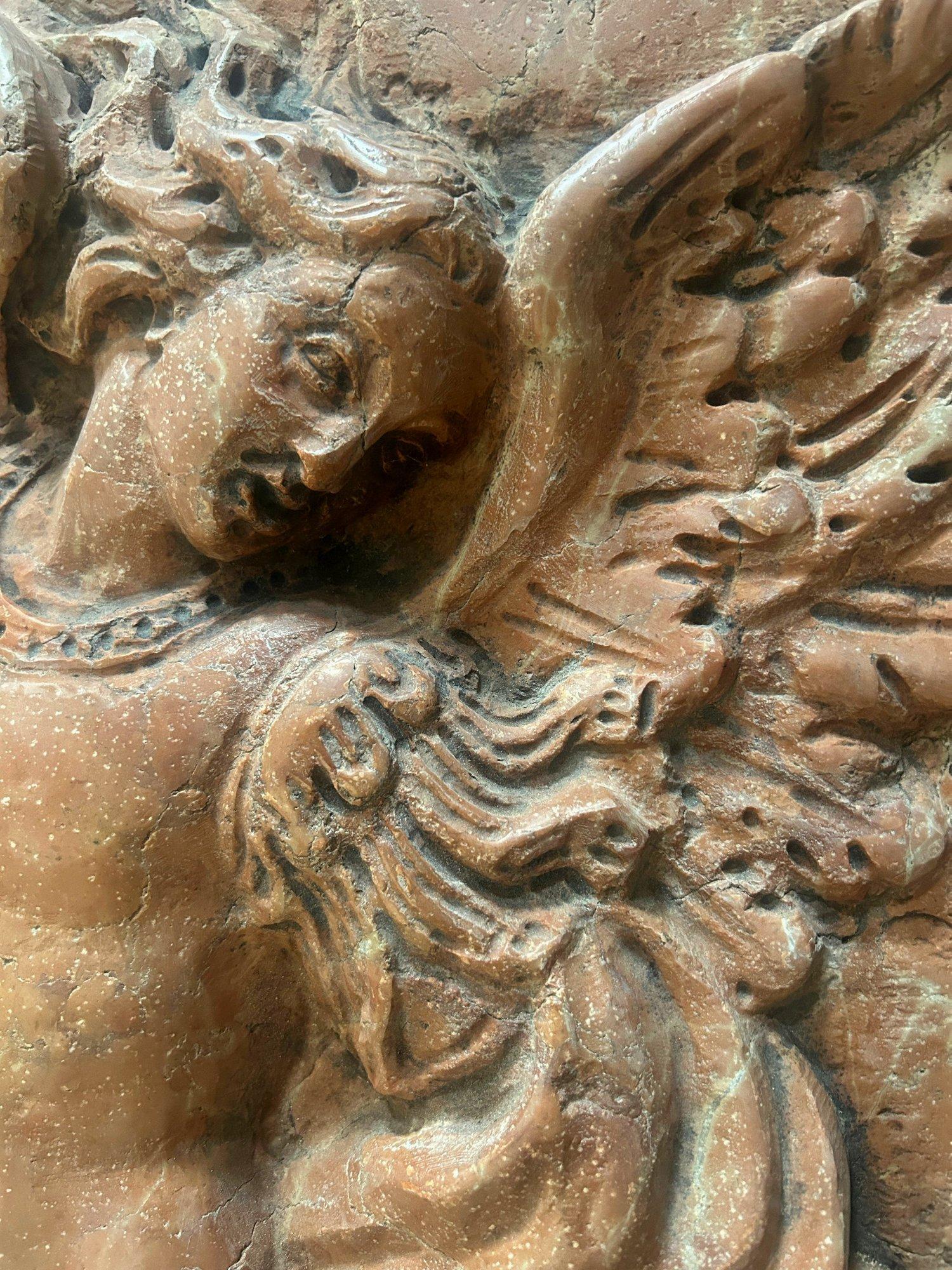 Scultura in rilievo in marmo del XVIII-XIX secolo con San Michele che uccide Lucifero in vendita 3