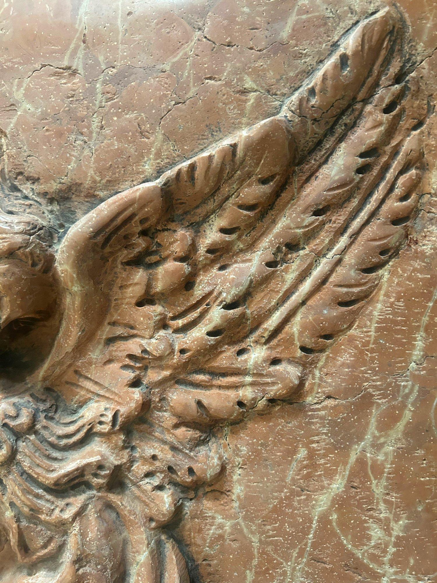 Scultura in rilievo in marmo del XVIII-XIX secolo con San Michele che uccide Lucifero in vendita 4