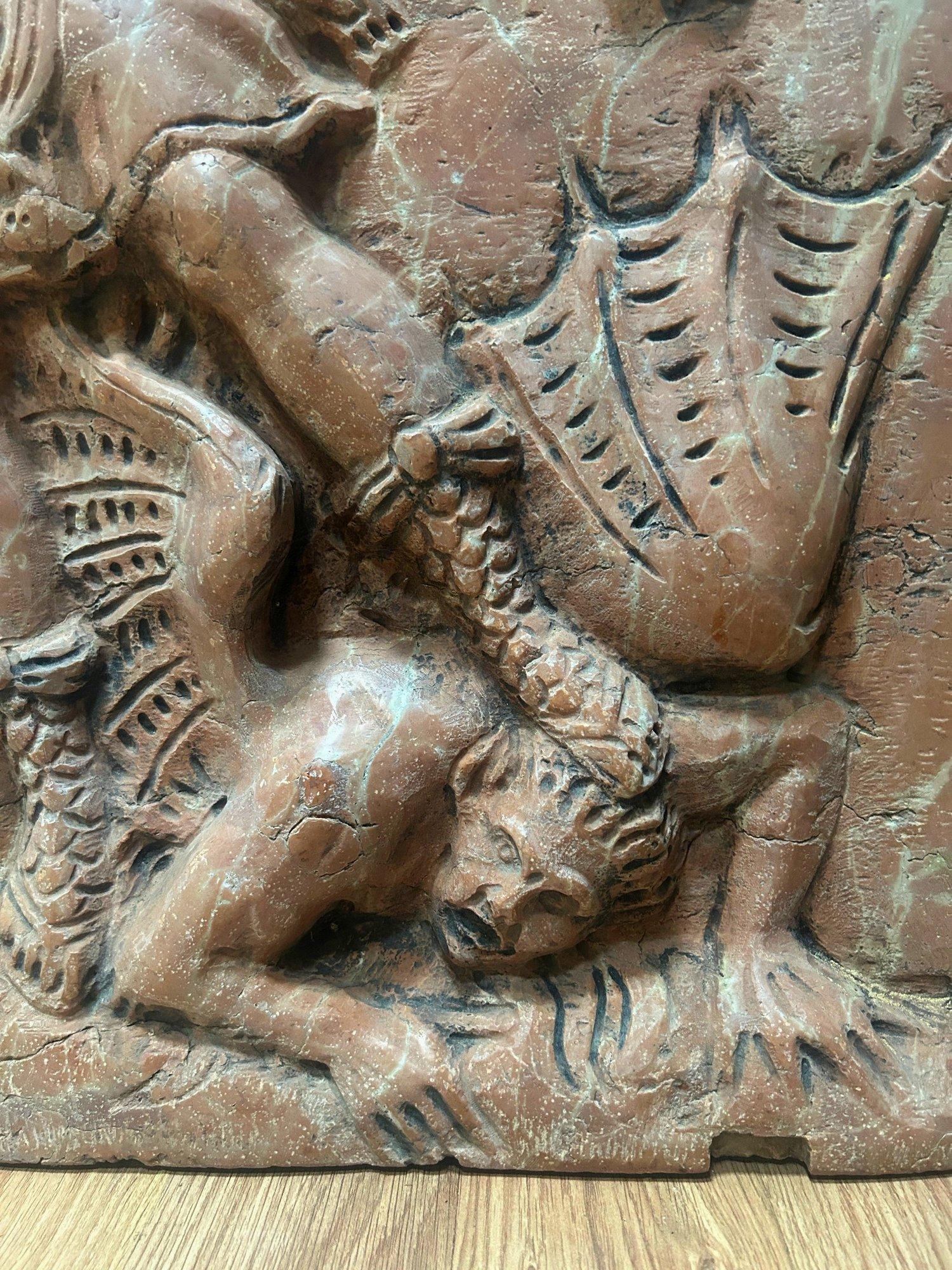 Scultura in rilievo in marmo del XVIII-XIX secolo con San Michele che uccide Lucifero in vendita 5