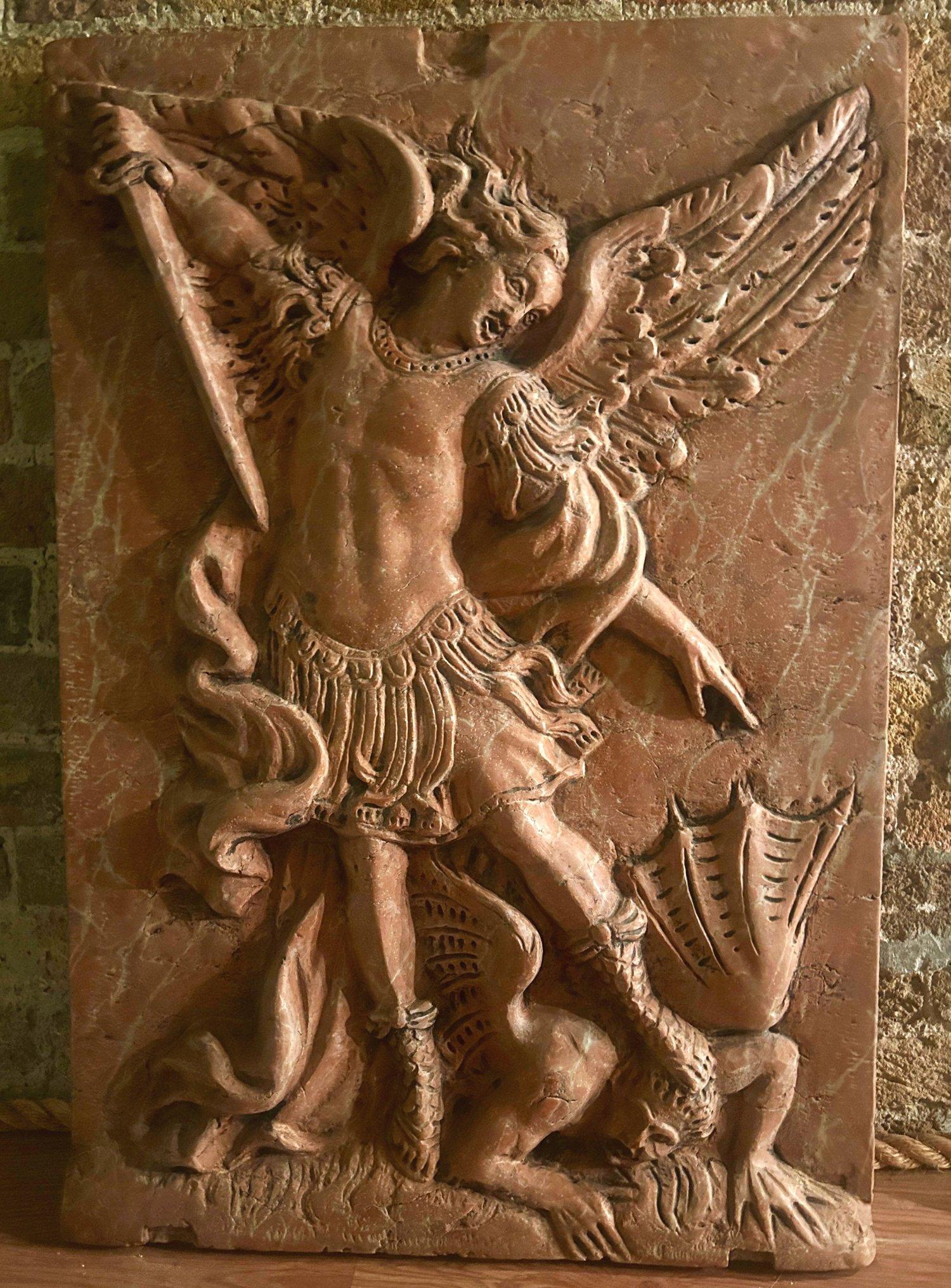 Scultura in rilievo in marmo del XVIII-XIX secolo con San Michele che uccide Lucifero in vendita 6