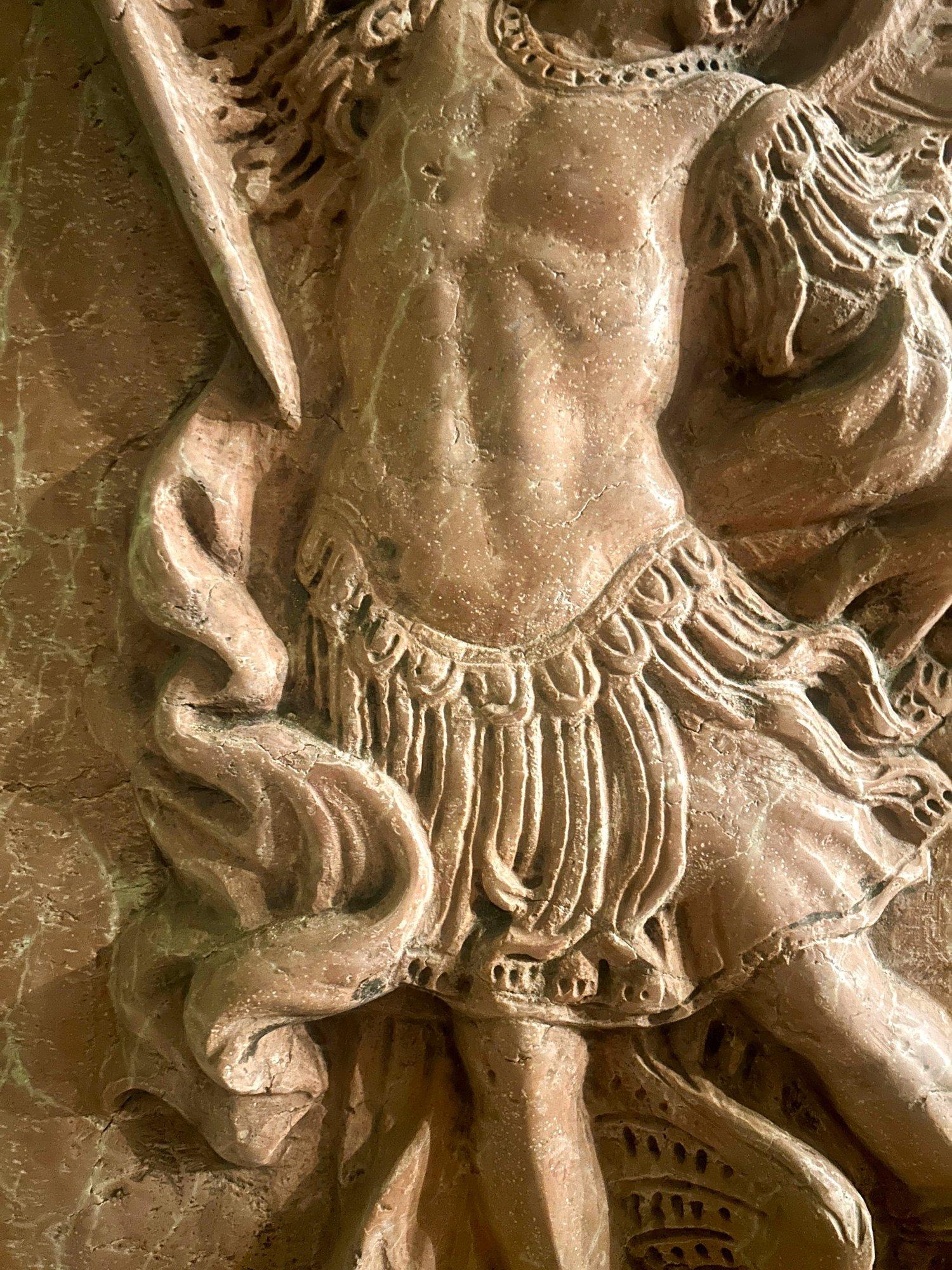 Scultura in rilievo in marmo del XVIII-XIX secolo con San Michele che uccide Lucifero in vendita 7