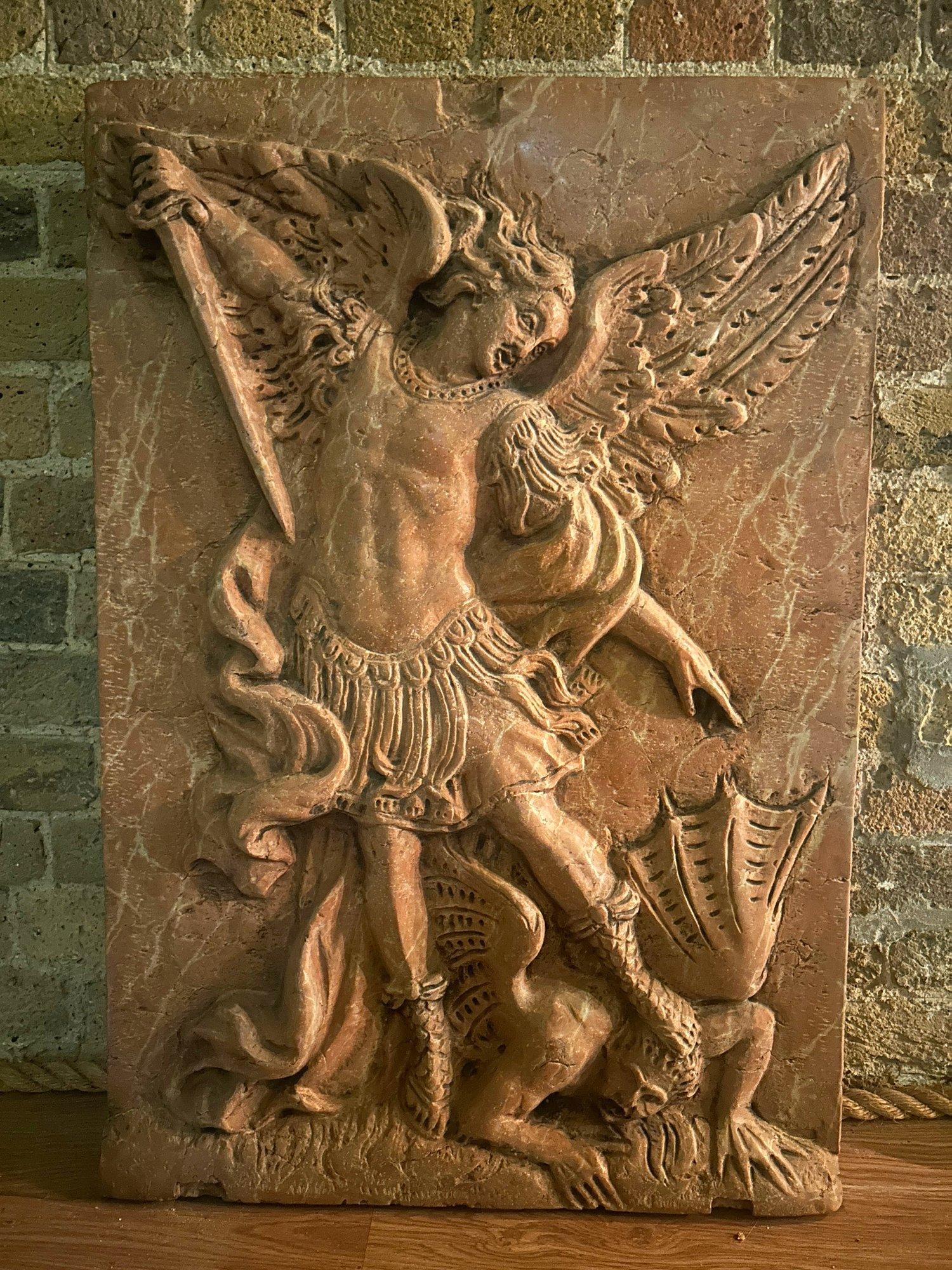 Scultura antica in marmo, Placca antica in rilievo in marmo, San Michele antico che uccide Lucifero, Scultura antica in rilievo in marmo.

Grande rilievo in marmo italiano di Verona del XVIII/XIX secolo raffigurante San Michele (Arcangelo) che