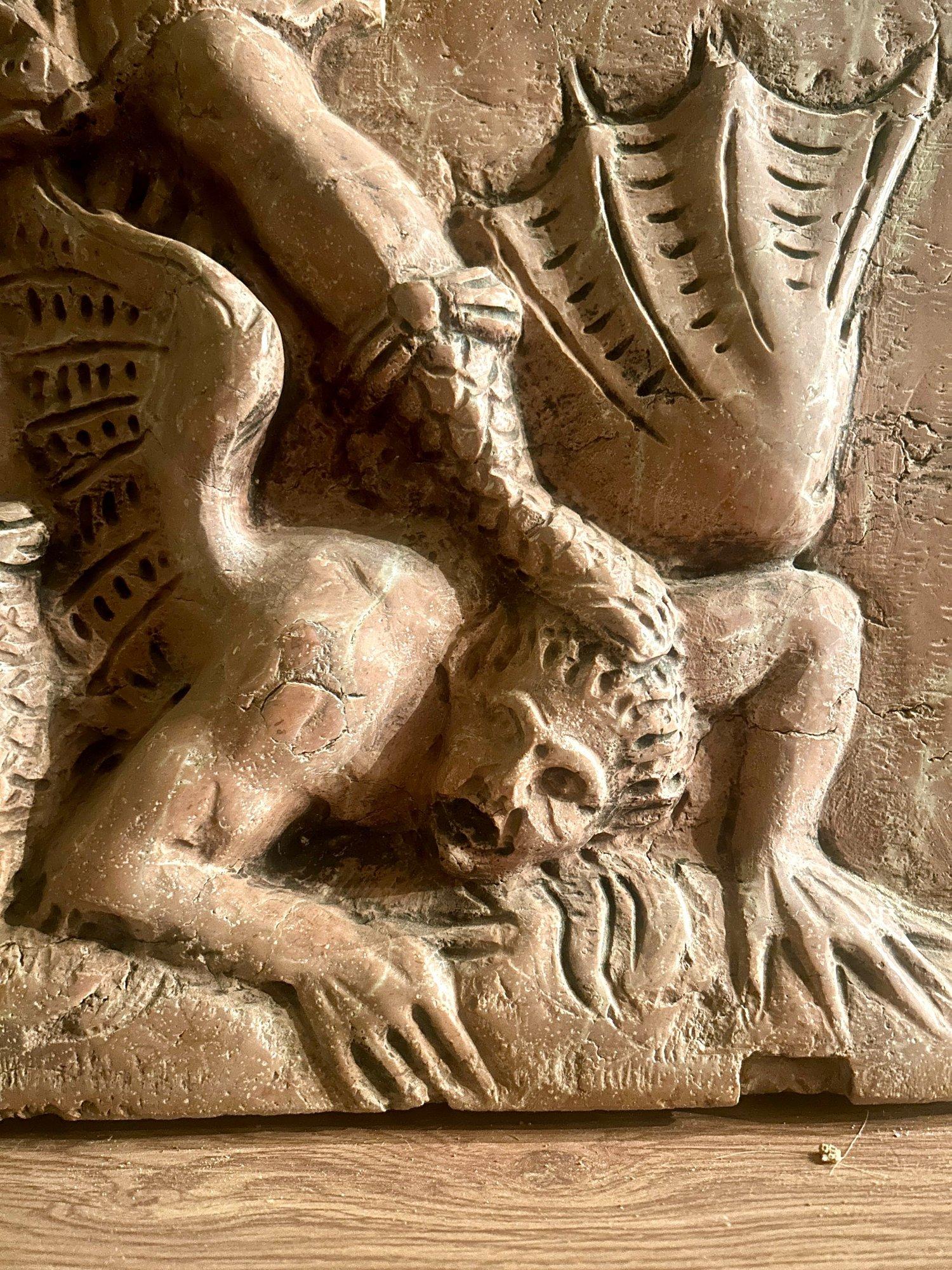 Italiano Scultura in rilievo in marmo del XVIII-XIX secolo con San Michele che uccide Lucifero in vendita