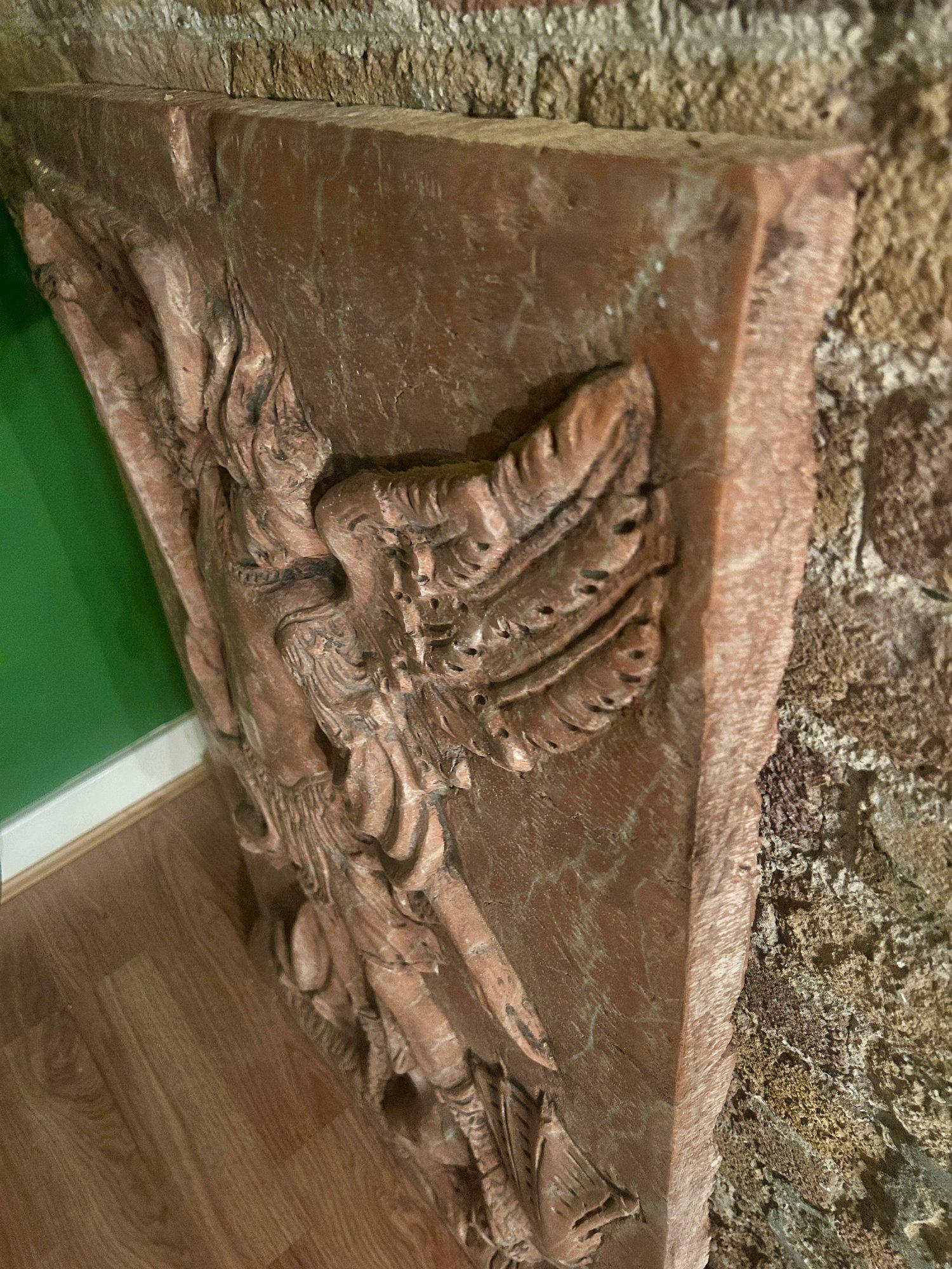 Intagliato Scultura in rilievo in marmo del XVIII-XIX secolo con San Michele che uccide Lucifero in vendita