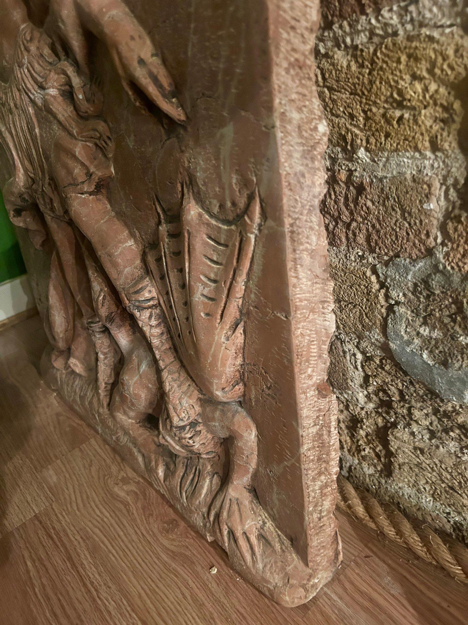 Scultura in rilievo in marmo del XVIII-XIX secolo con San Michele che uccide Lucifero In condizioni buone in vendita a London, GB