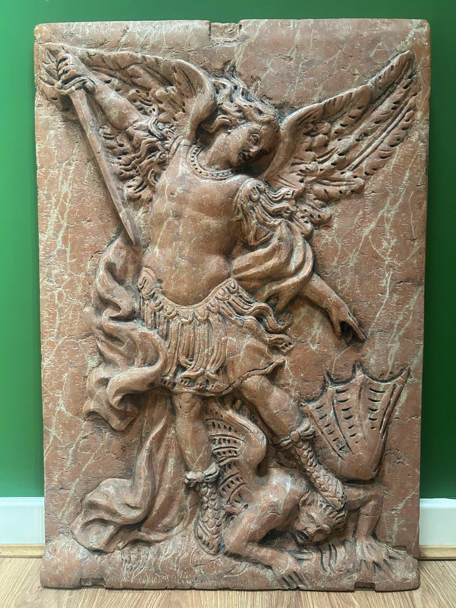Marmo Scultura in rilievo in marmo del XVIII-XIX secolo con San Michele che uccide Lucifero in vendita