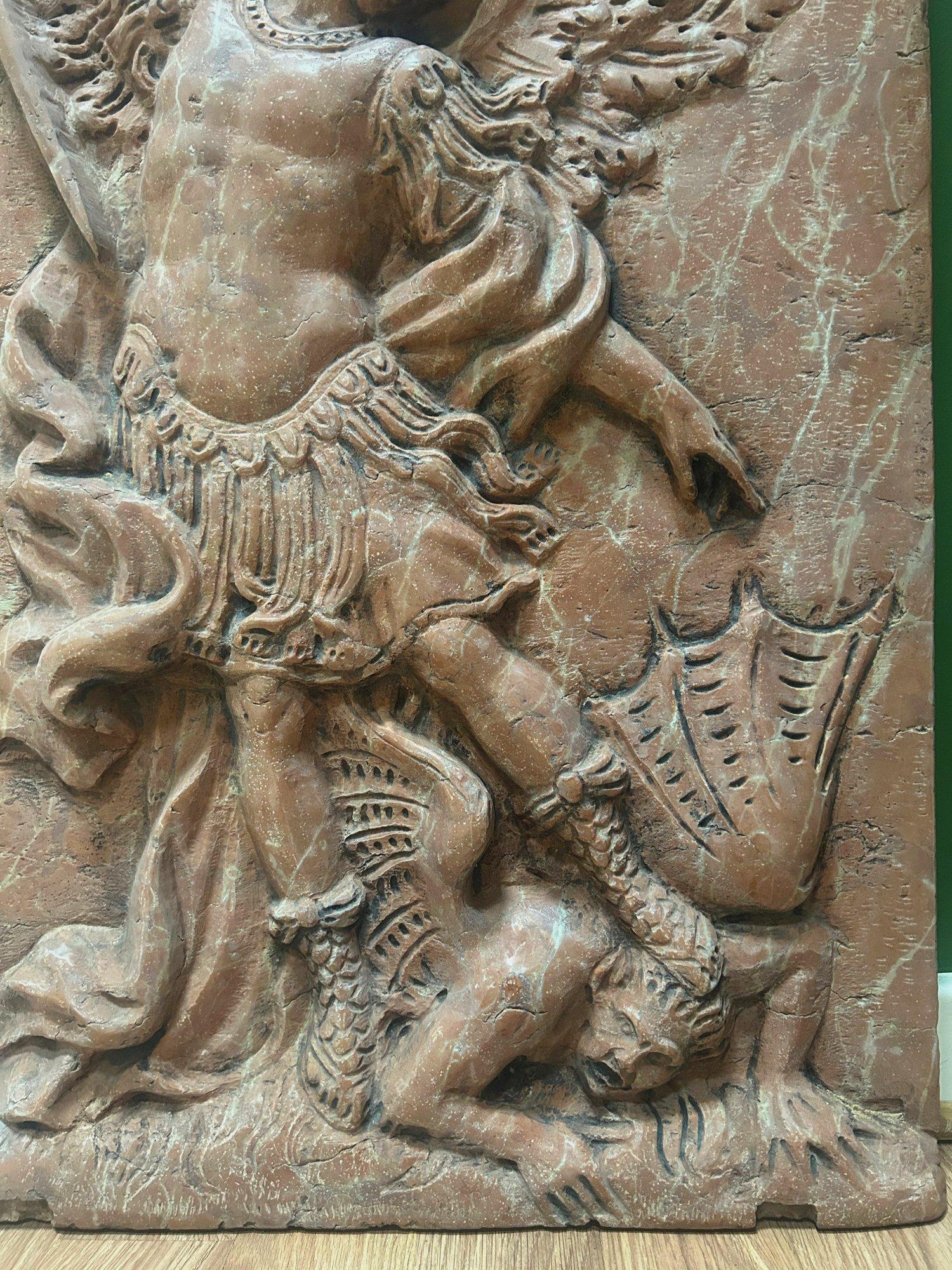 Scultura in rilievo in marmo del XVIII-XIX secolo con San Michele che uccide Lucifero in vendita 1