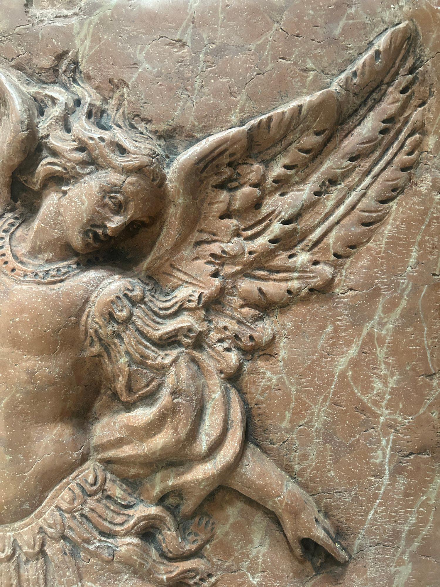 Scultura in rilievo in marmo del XVIII-XIX secolo con San Michele che uccide Lucifero in vendita 2