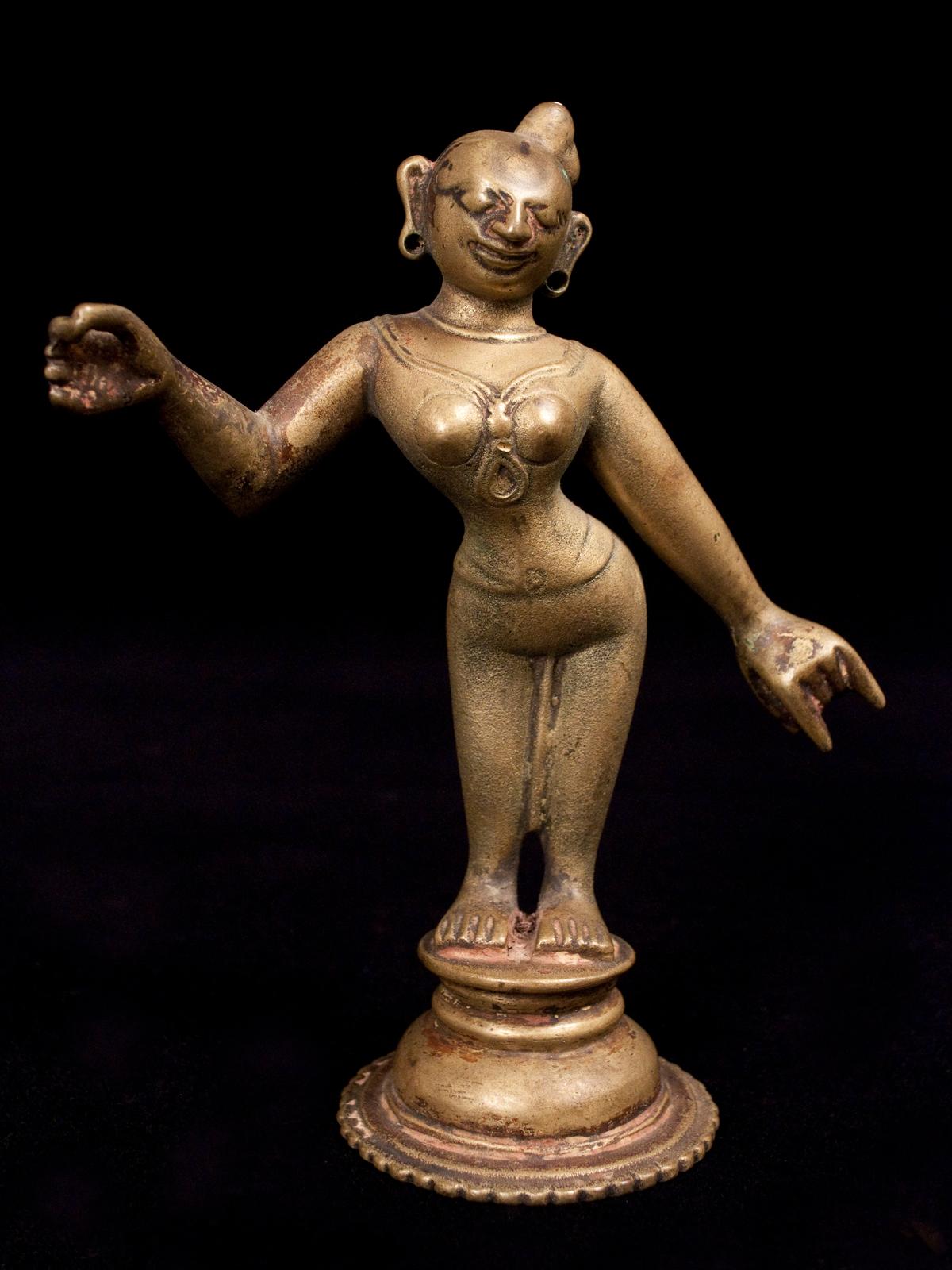 18.-19. Jahrhundert Wachsausschmelzguss Bronze Radha, Frau von Krishna, Indien

Radha war eine der Gopis (Milchmädchen oder Kuhhirten), mit denen Krishna als Kind spielte und tanzte. Sie entwickelten eine göttliche Liebe und sie wurde sein Liebling.