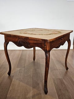 Table à jeux de cartes en noyer sculpté à dessus de tapisserie, style Louis XV, 18e/19e siècle