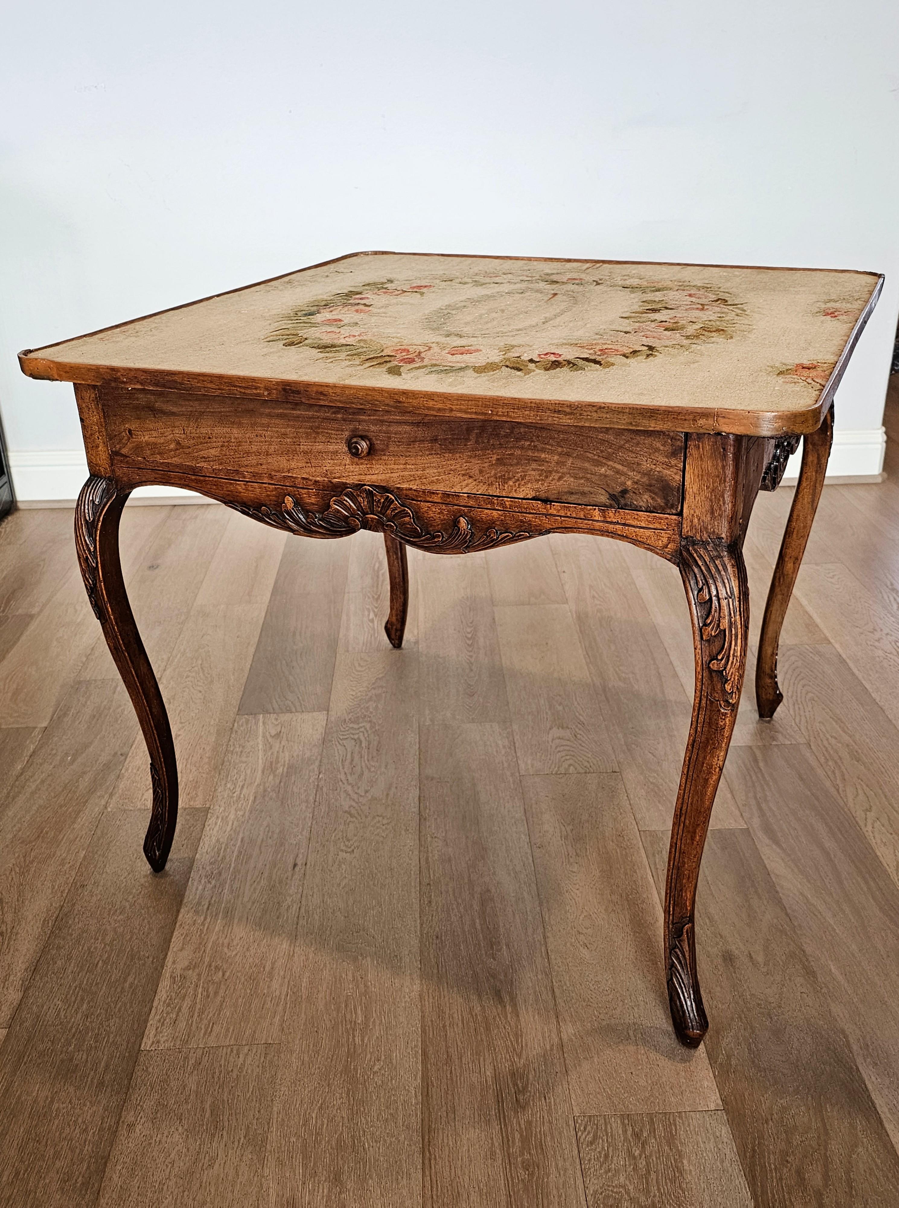 18./19. Jahrhundert Louis XV-Stil geschnitzt Nussbaum Wandteppich-Top Kartenspiele Tisch  (18. Jahrhundert) im Angebot