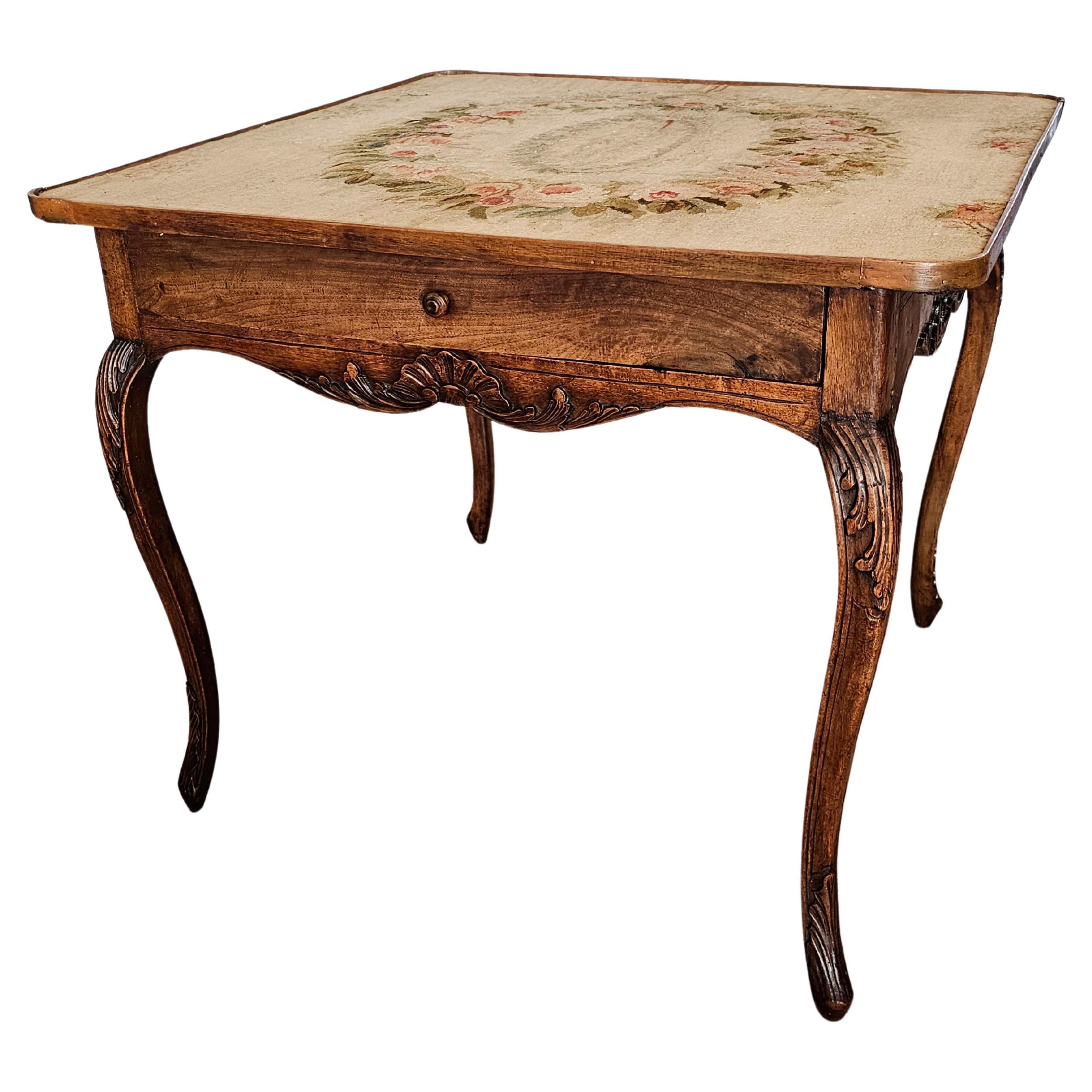 Table à jeux de cartes en noyer sculpté à dessus de tapisserie, style Louis XV, 18e/19e siècle 