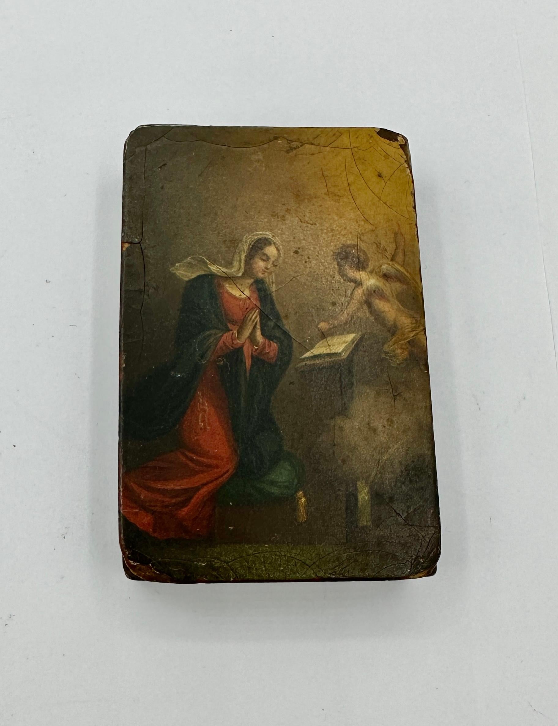 Dies ist eine wunderbare und seltene antike Schachtel aus dem 18. bis 19. Jahrhundert mit einer außergewöhnlichen handgemalten Portraitminiatur der Verkündigung mit Maria und dem Engel Gabriel.   Es zeigt den Engel Gabriel, der Maria verkündet, dass