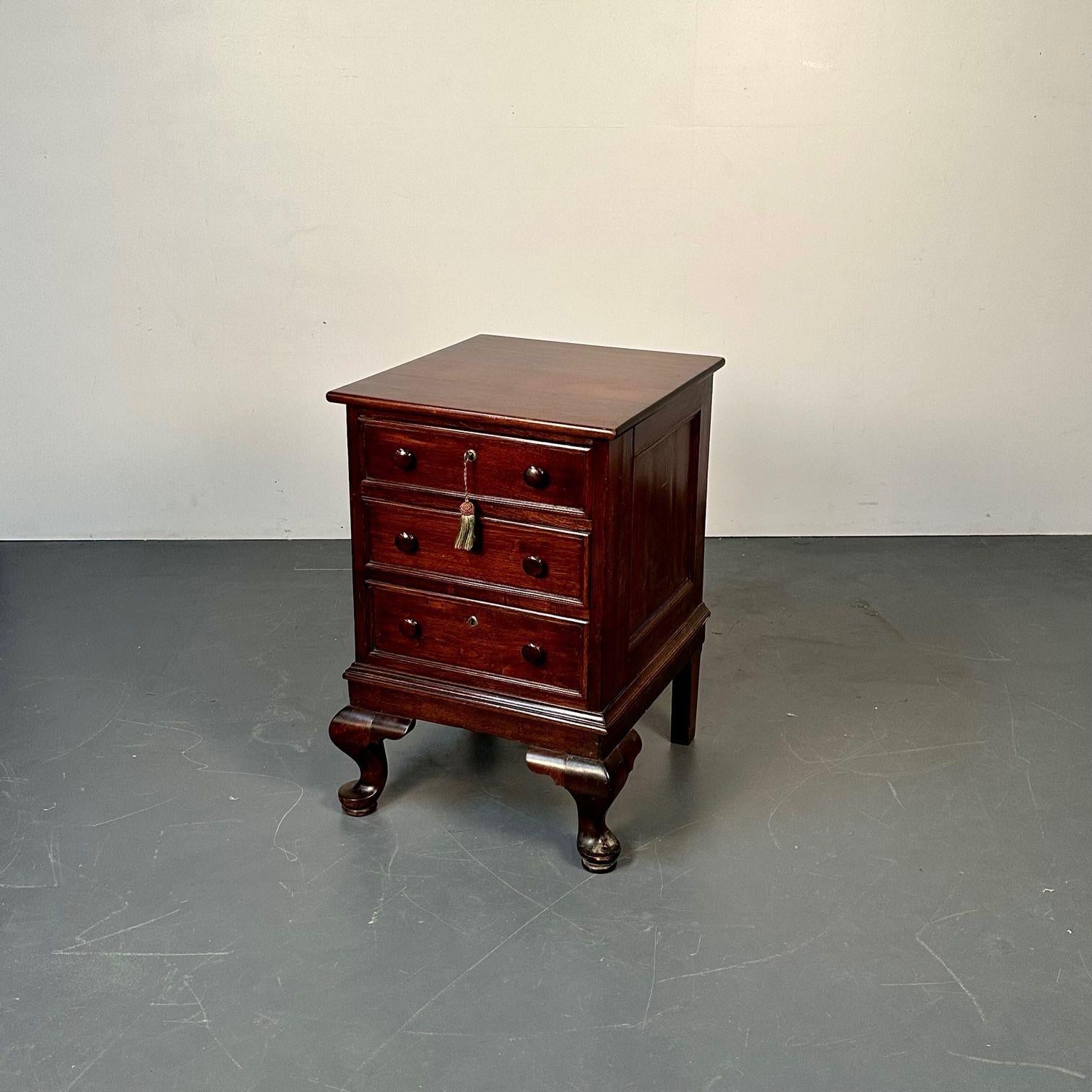 Single Polished Mahogany Georgian Queen Anne leg chest / nightstand, English
A lovely finely polished chest or bedside stand. Late 18th or early 19th century. 
Mahogany
England, 19th century.
 
IZAX.