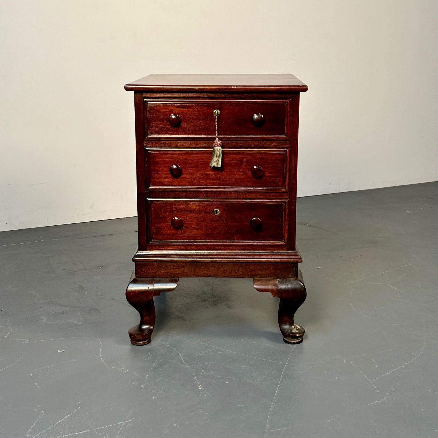 18th/19th Century Mahogany Georgian Queen Anne Leg Chest / Nightstand, English In Good Condition For Sale In Stamford, CT