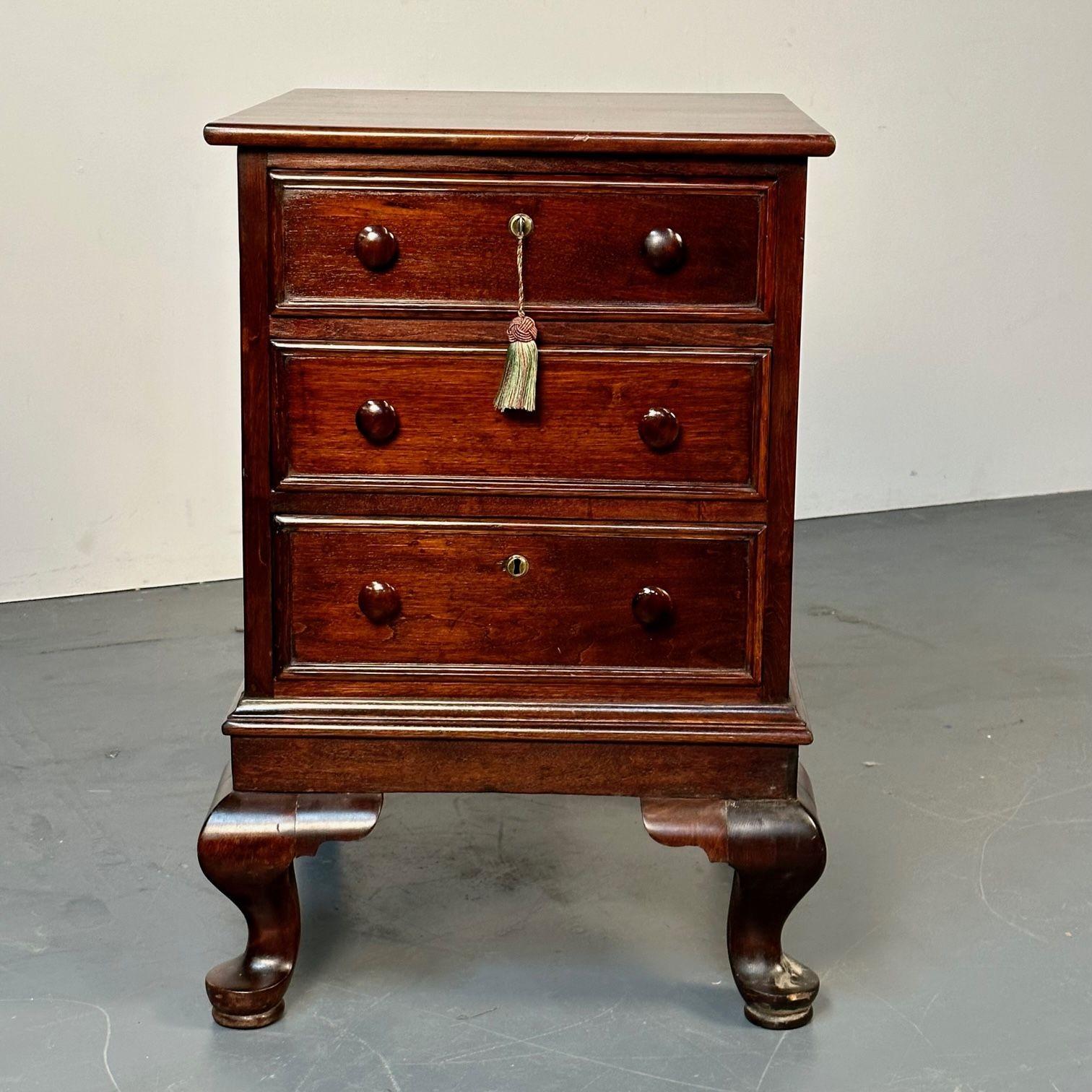 Late 19th Century 18th/19th Century Mahogany Georgian Queen Anne Leg Chest / Nightstand, English For Sale