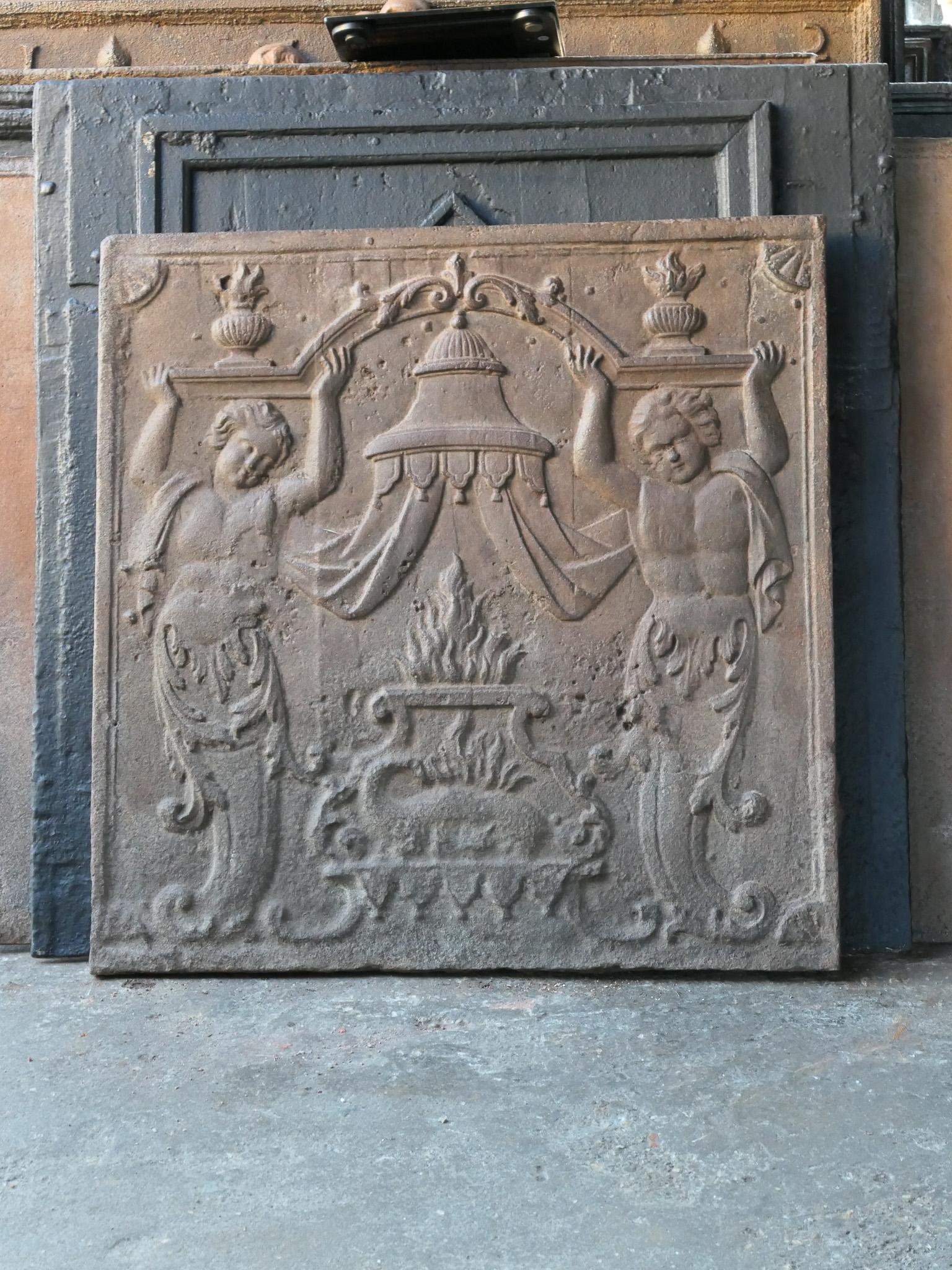 La salamandre était le symbole de François Ier, roi de France au XVIe siècle. 

La plaque de cheminée présente une patine naturelle brune. Sur demande, la plaque de cheminée peut être rendue noire sans frais supplémentaires. 

Il est en bon état et