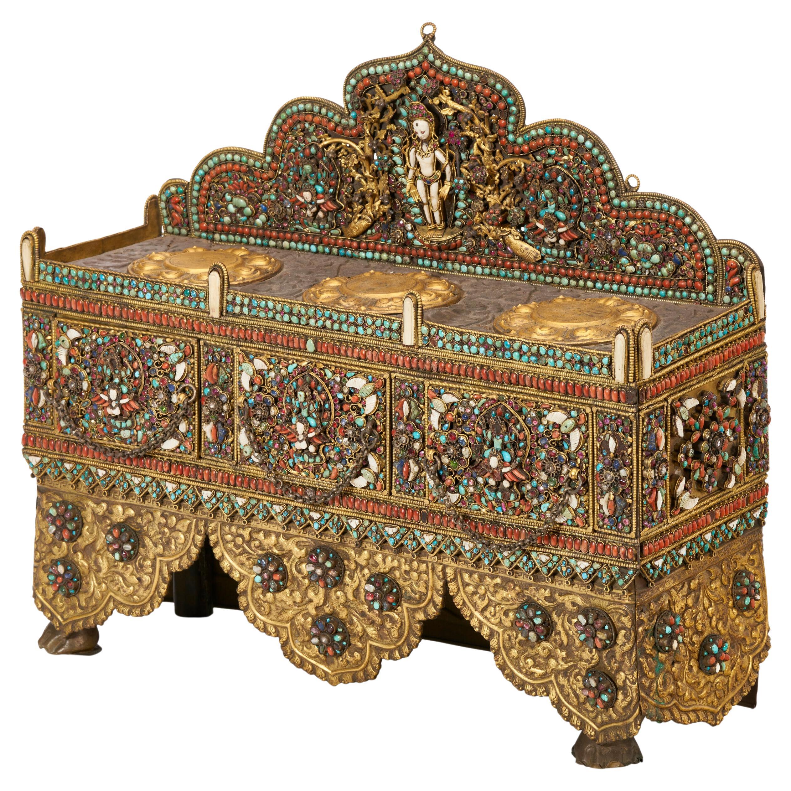 Nepalesischer Altar aus vergoldetem Silber und Kupfer mit Intarsien aus dem 18./19. Jahrhundert
