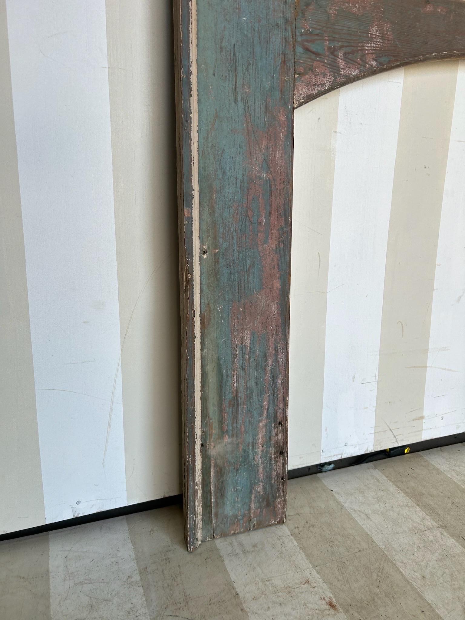 Schöner Mantel aus gelber Kiefer aus North Carolina aus dem 18. bis frühen 19. Jahrhundert mit blauer und weißer Originalfarbe. Typischer 