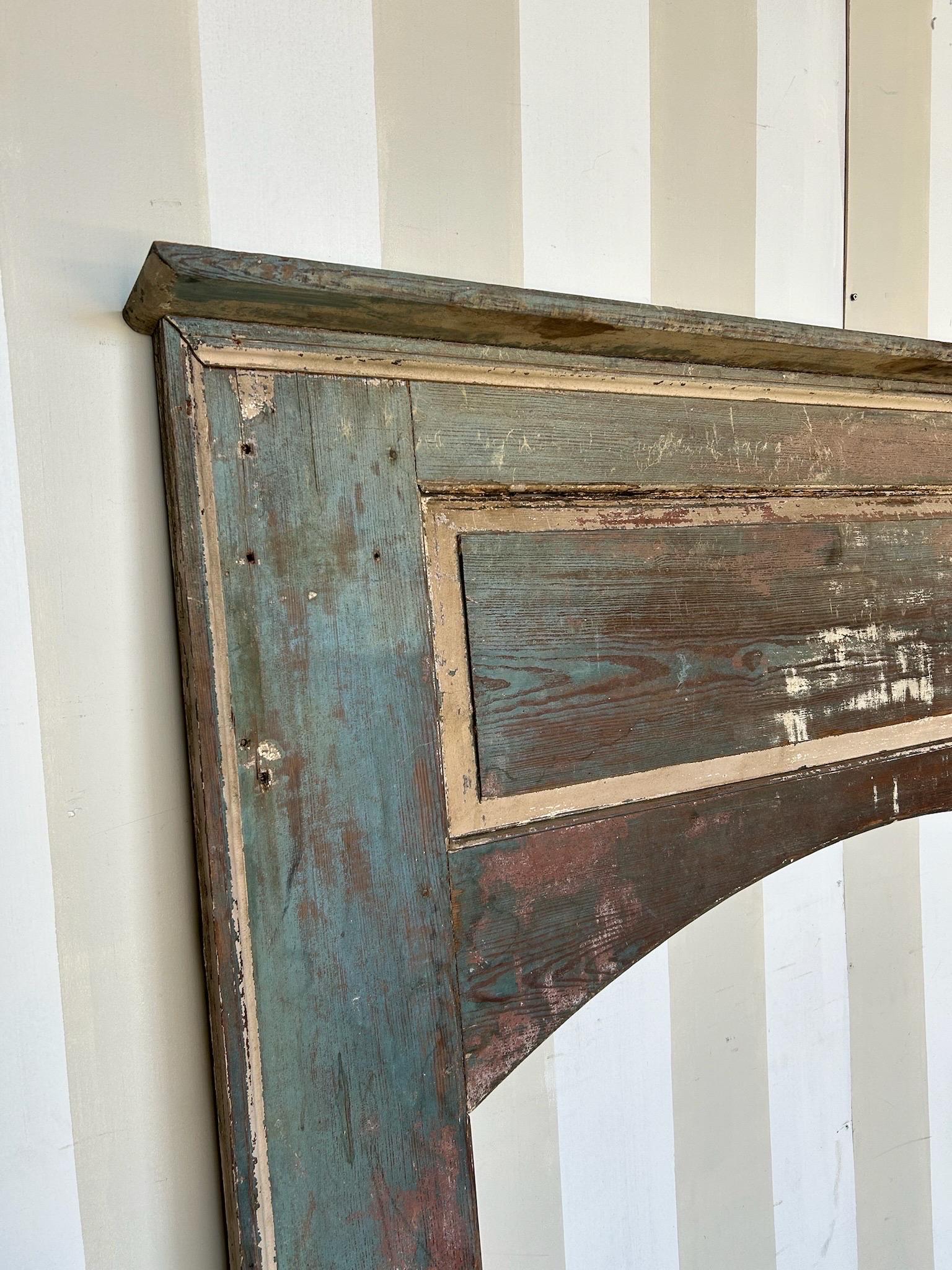 North Carolina Yellow Pine Mantle aus dem 18. bis 19. Jahrhundert mit blauer Originalfarbe (amerikanisch) im Angebot