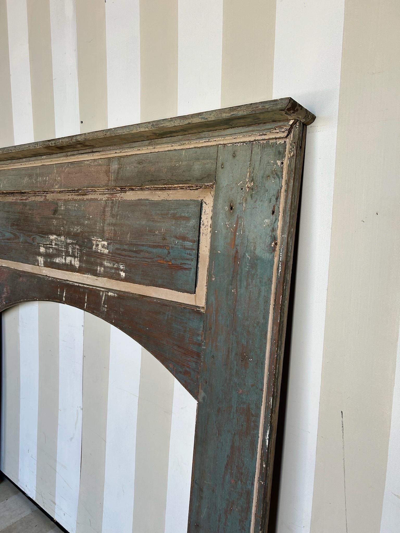 North Carolina Yellow Pine Mantle aus dem 18. bis 19. Jahrhundert mit blauer Originalfarbe (Kiefernholz) im Angebot