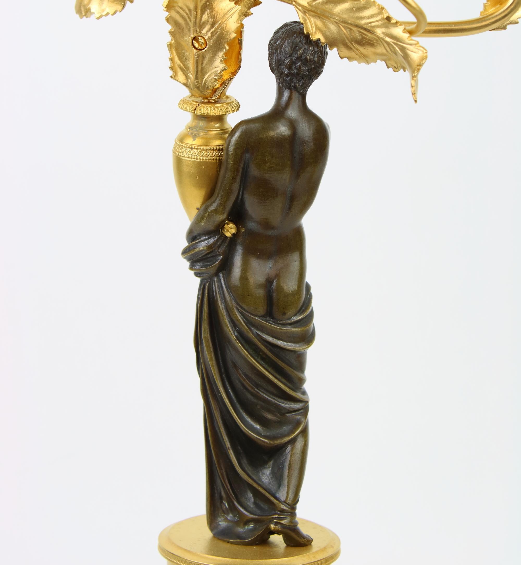 Coppia di candelabri figurativi russi in bronzo patinato e dorato del XVIII-XIX secolo in vendita 4