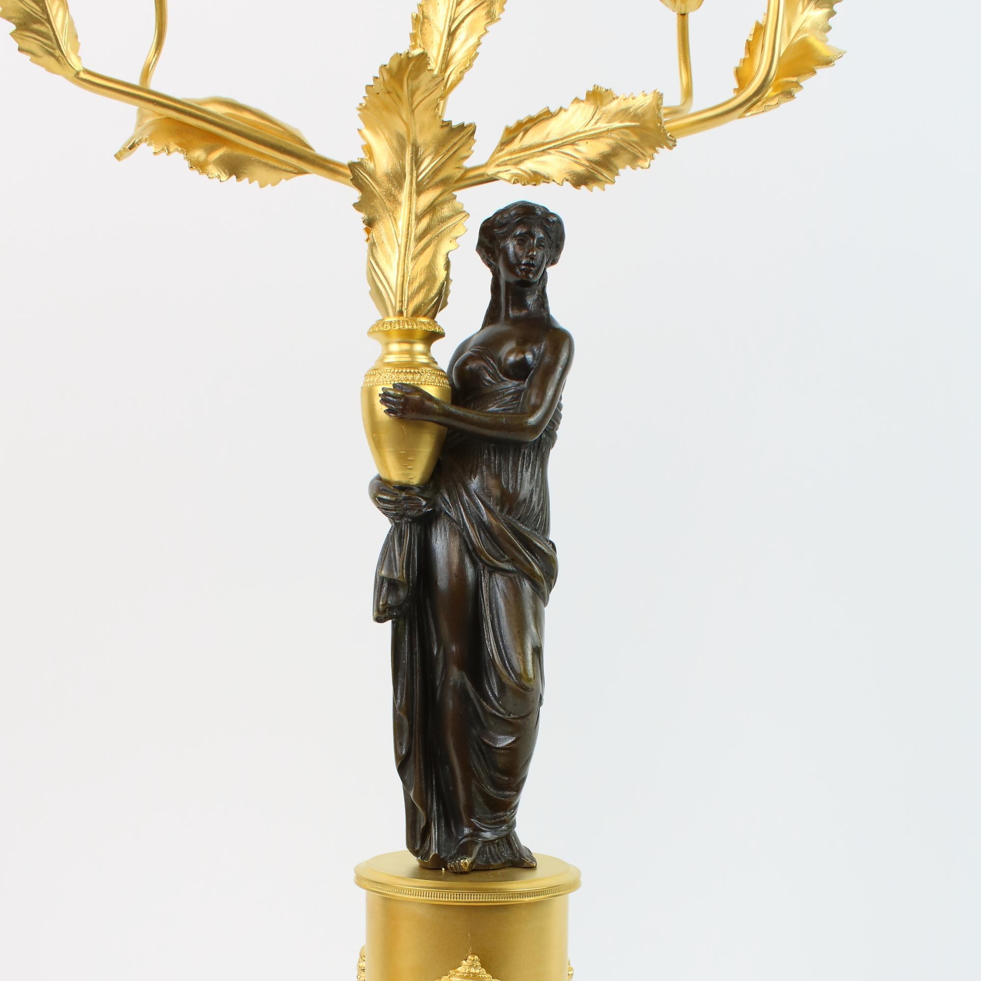 Doré Paire de candélabres russes figuratifs en bronze doré et patiné du 18e/19e siècle en vente