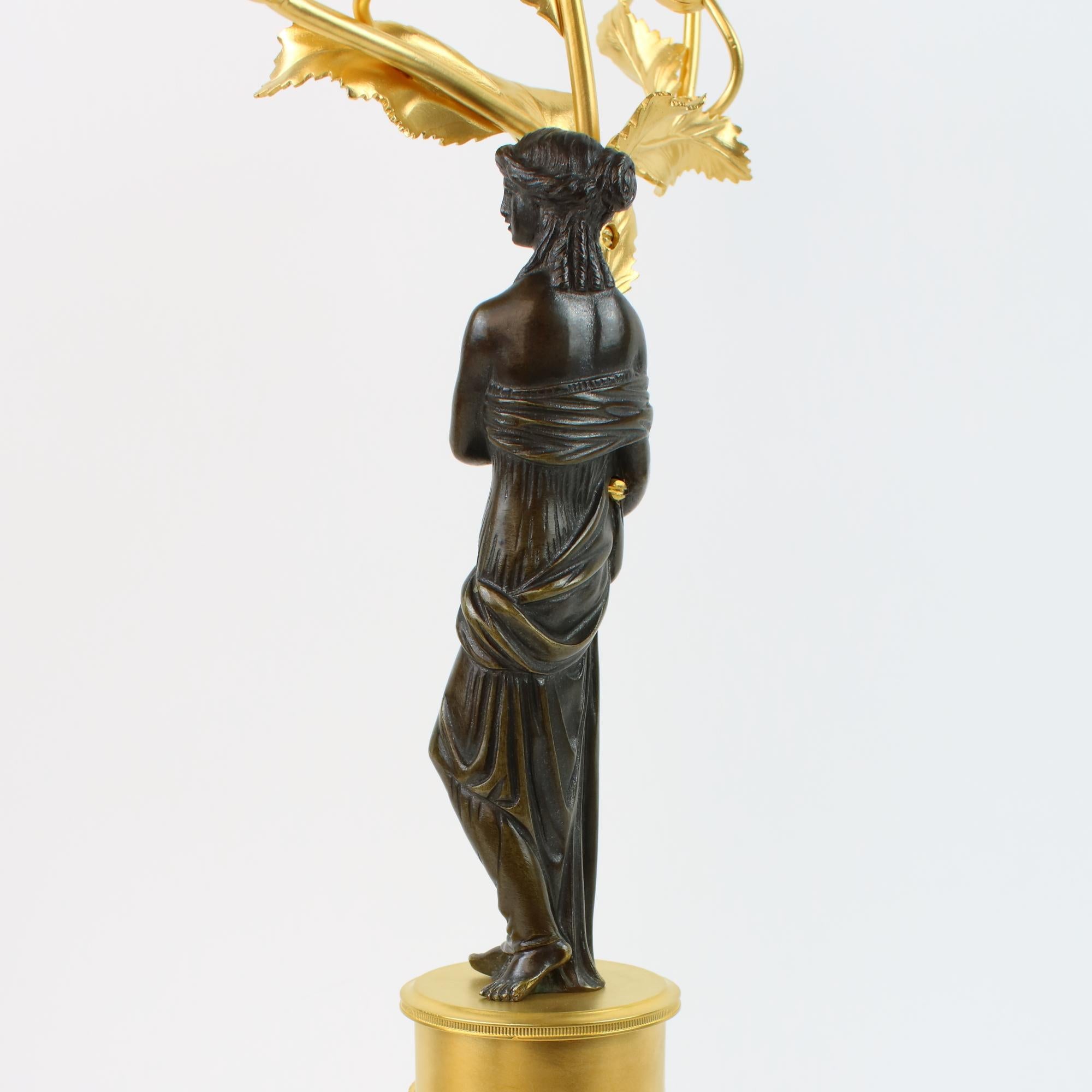 Paar russische figurale Kandelaber aus vergoldeter und patinierter Bronze aus dem 18./19. Jahrhundert im Zustand „Gut“ im Angebot in Berlin, DE