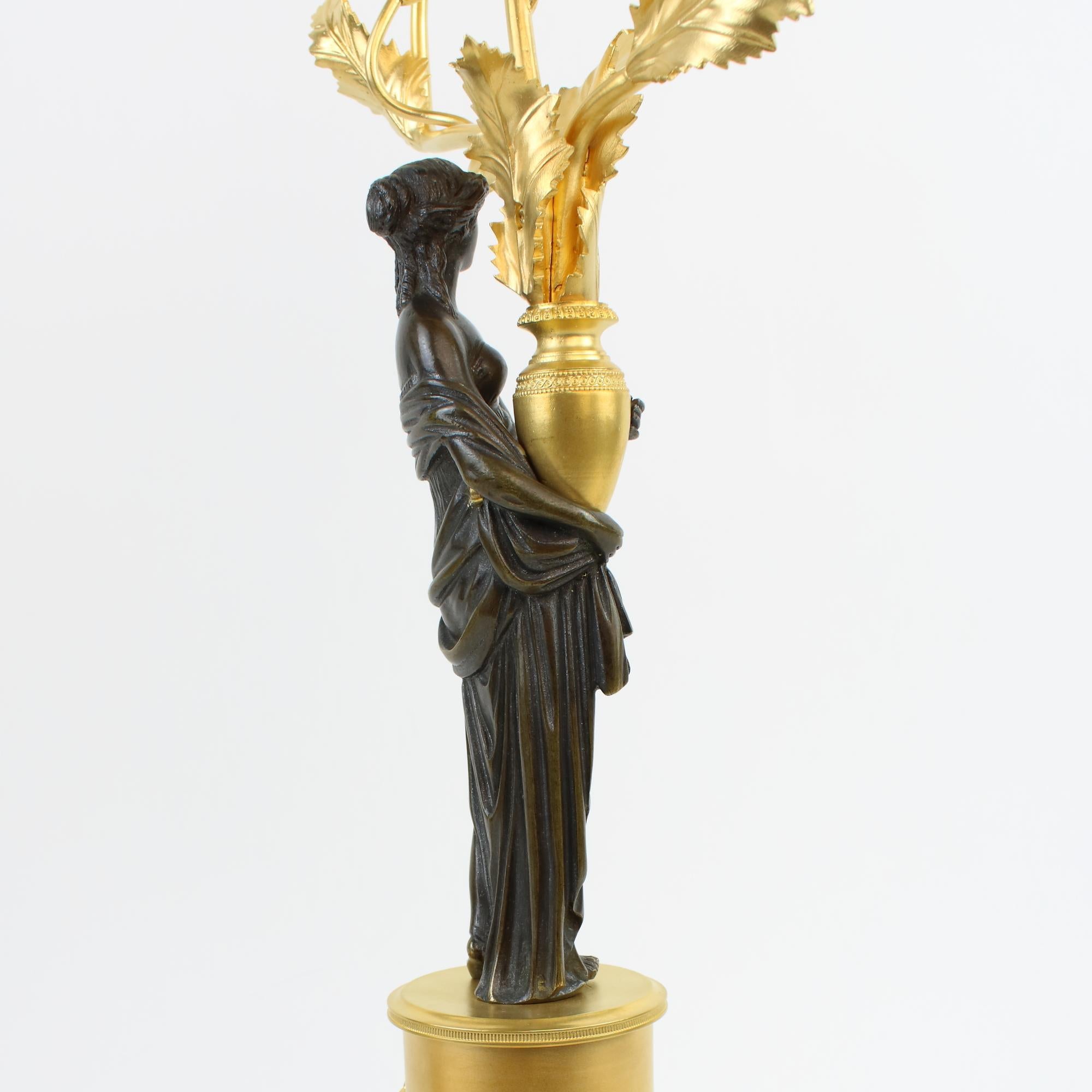 Fine XVIII secolo Coppia di candelabri figurativi russi in bronzo patinato e dorato del XVIII-XIX secolo in vendita