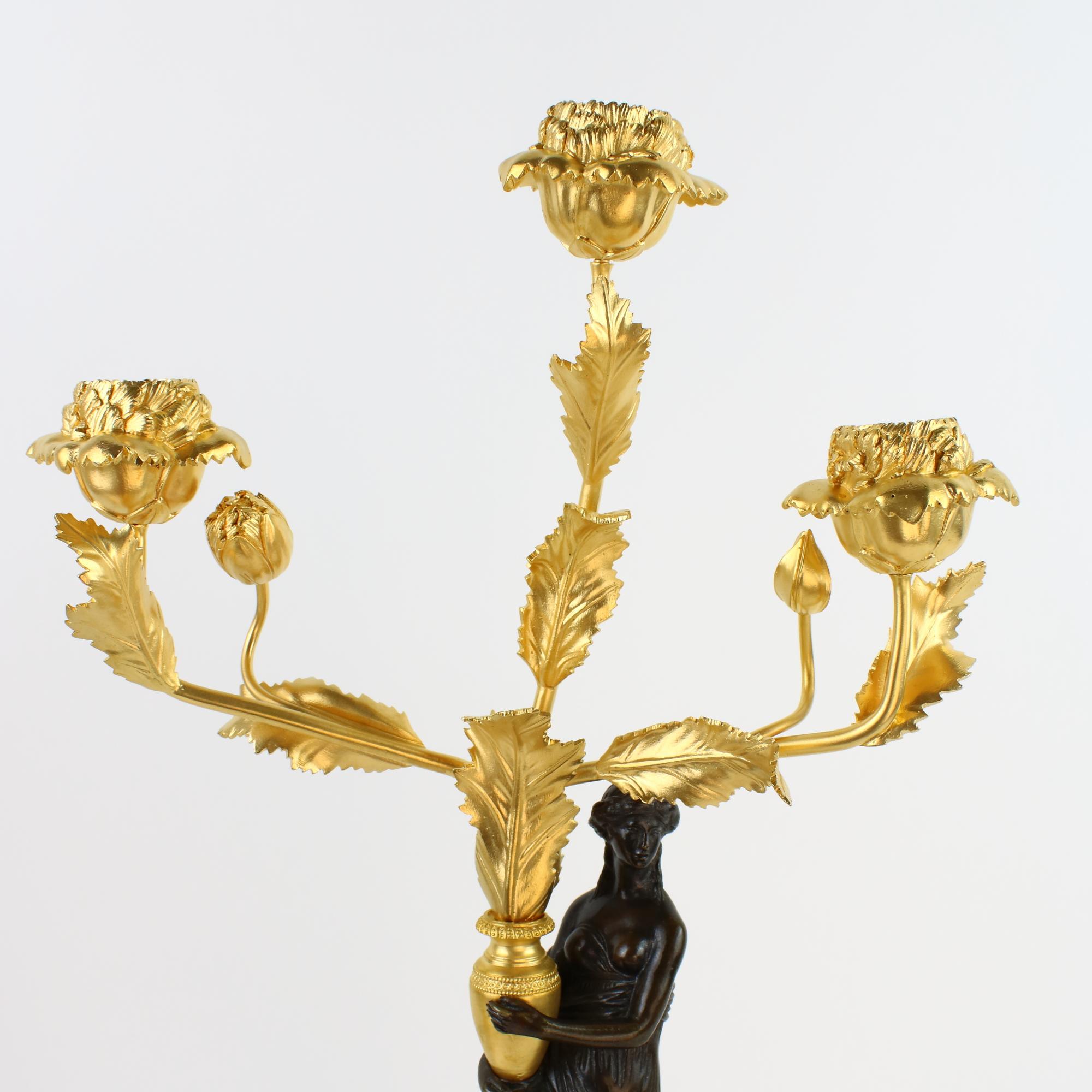 Paar russische figurale Kandelaber aus vergoldeter und patinierter Bronze aus dem 18./19. Jahrhundert im Angebot 1