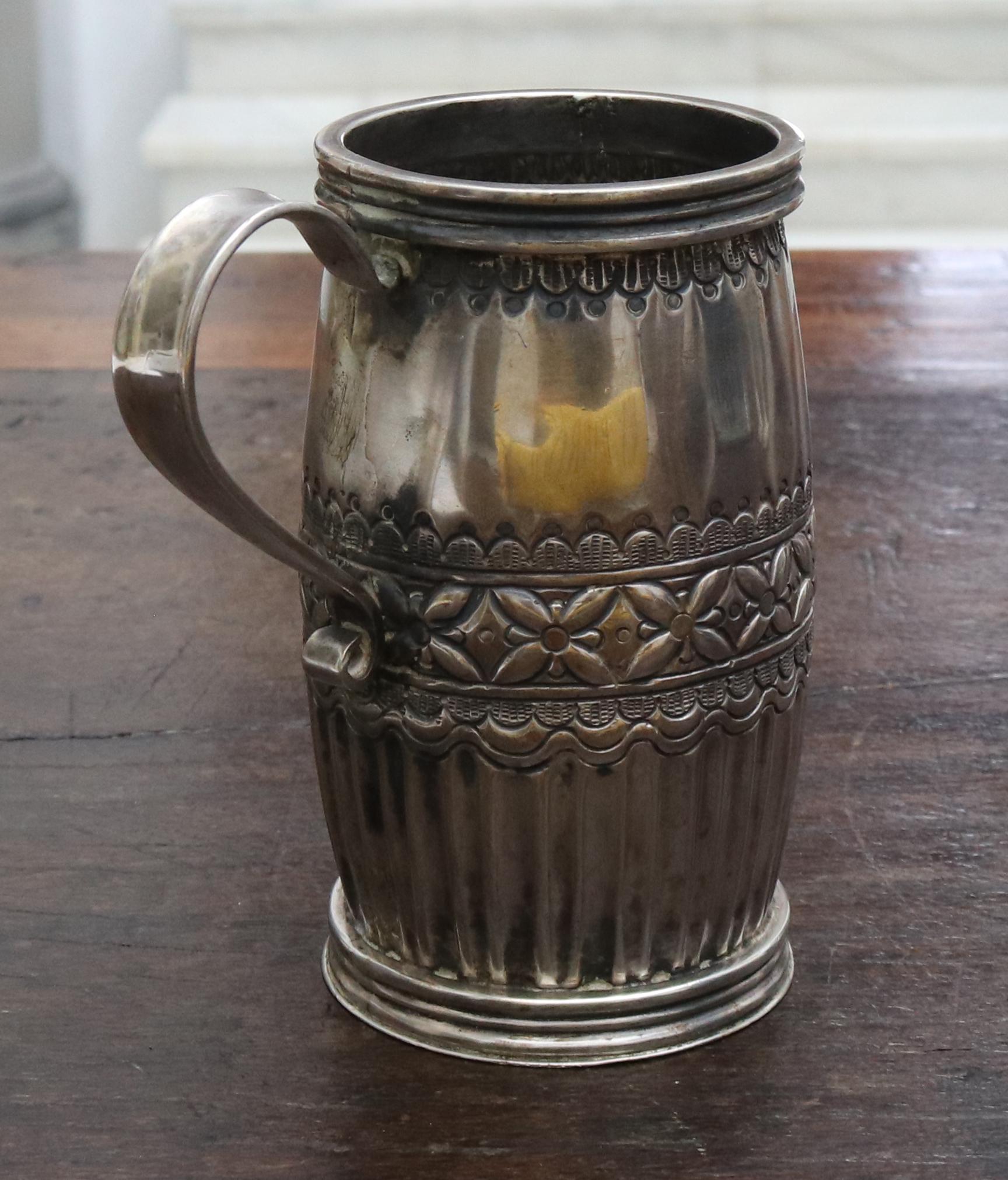 18th-19th Century Possibly Bolivian Barrel Shaped Silver Cup with Handle In Good Condition In Marbella, ES