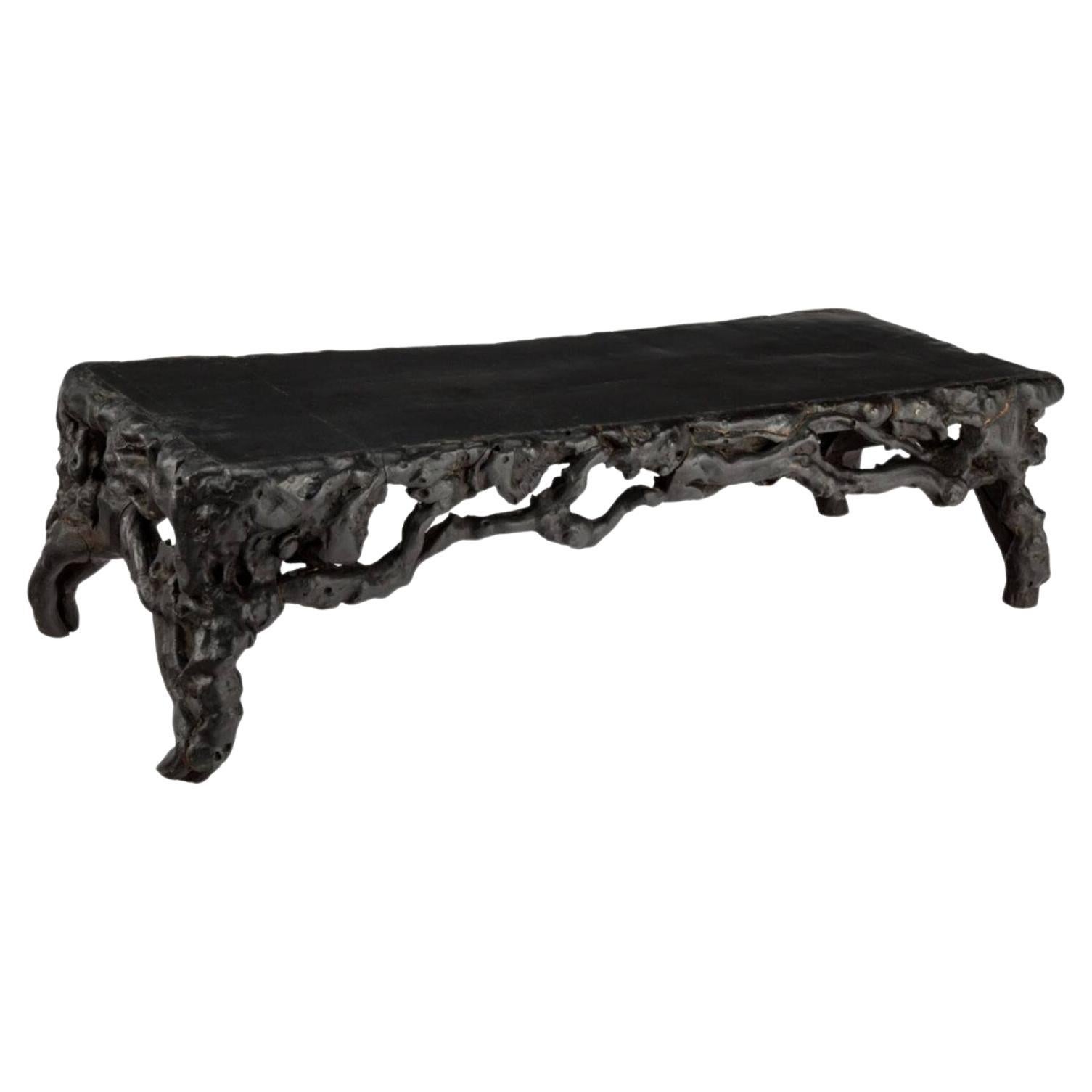 18./19. Jahrhundert Chinesischer niedriger Tisch aus Wurzelholz aus der Qing-Dynastie