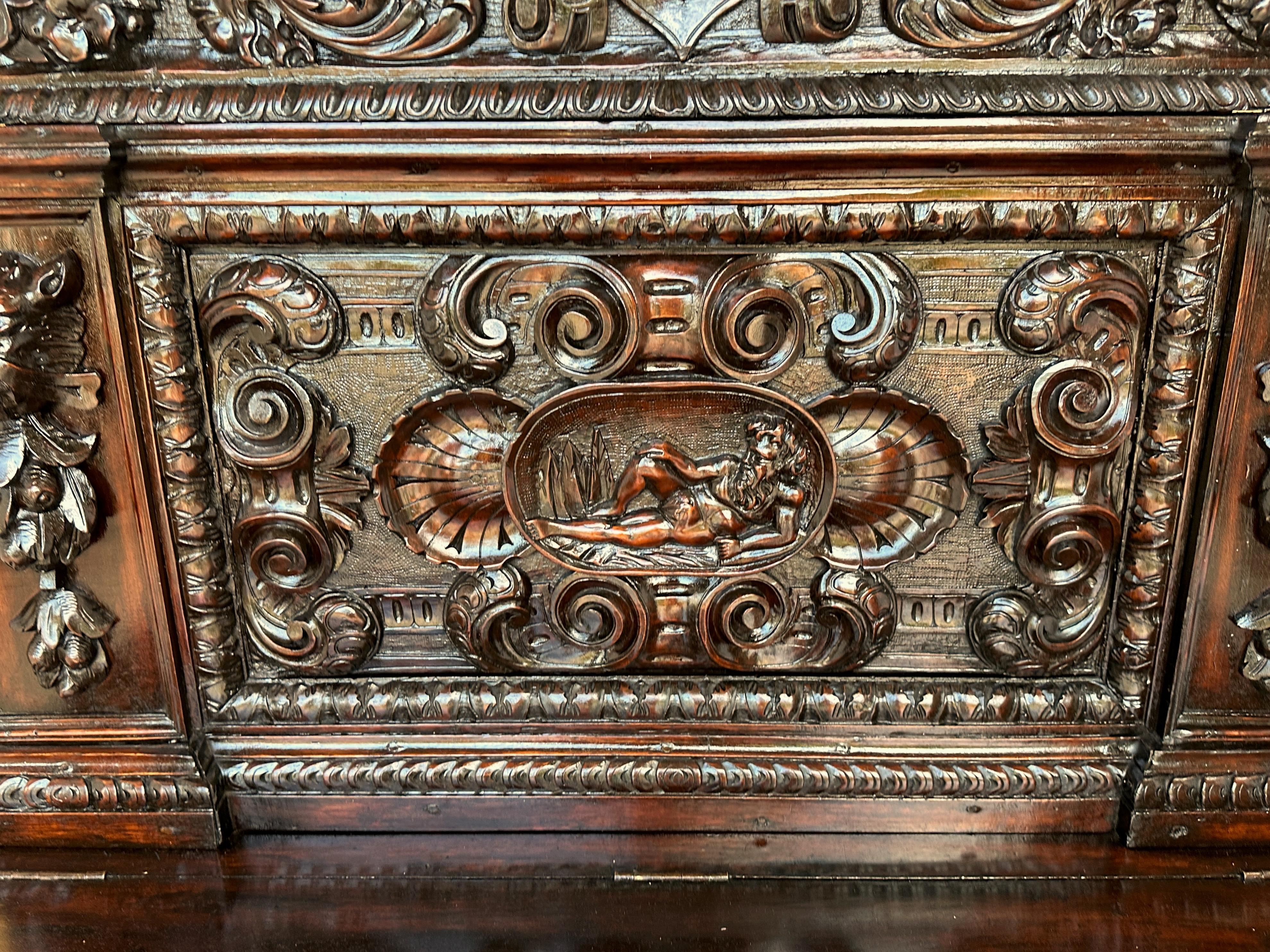 18ème/19ème siècle Renaissance Revival Sculpté  Banc figuratif en noyer en vente 2